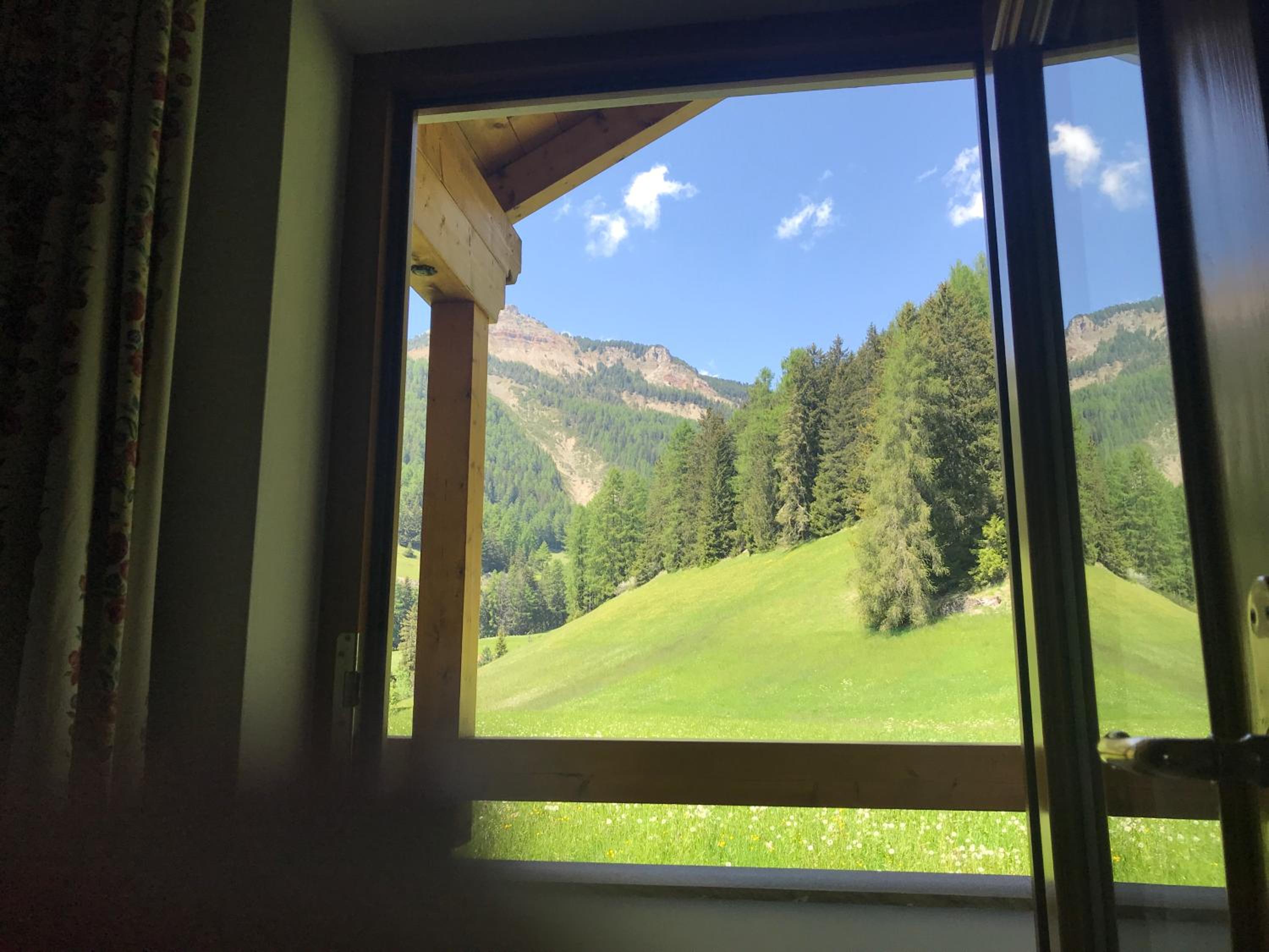 Apartment with Mountain View photo 2