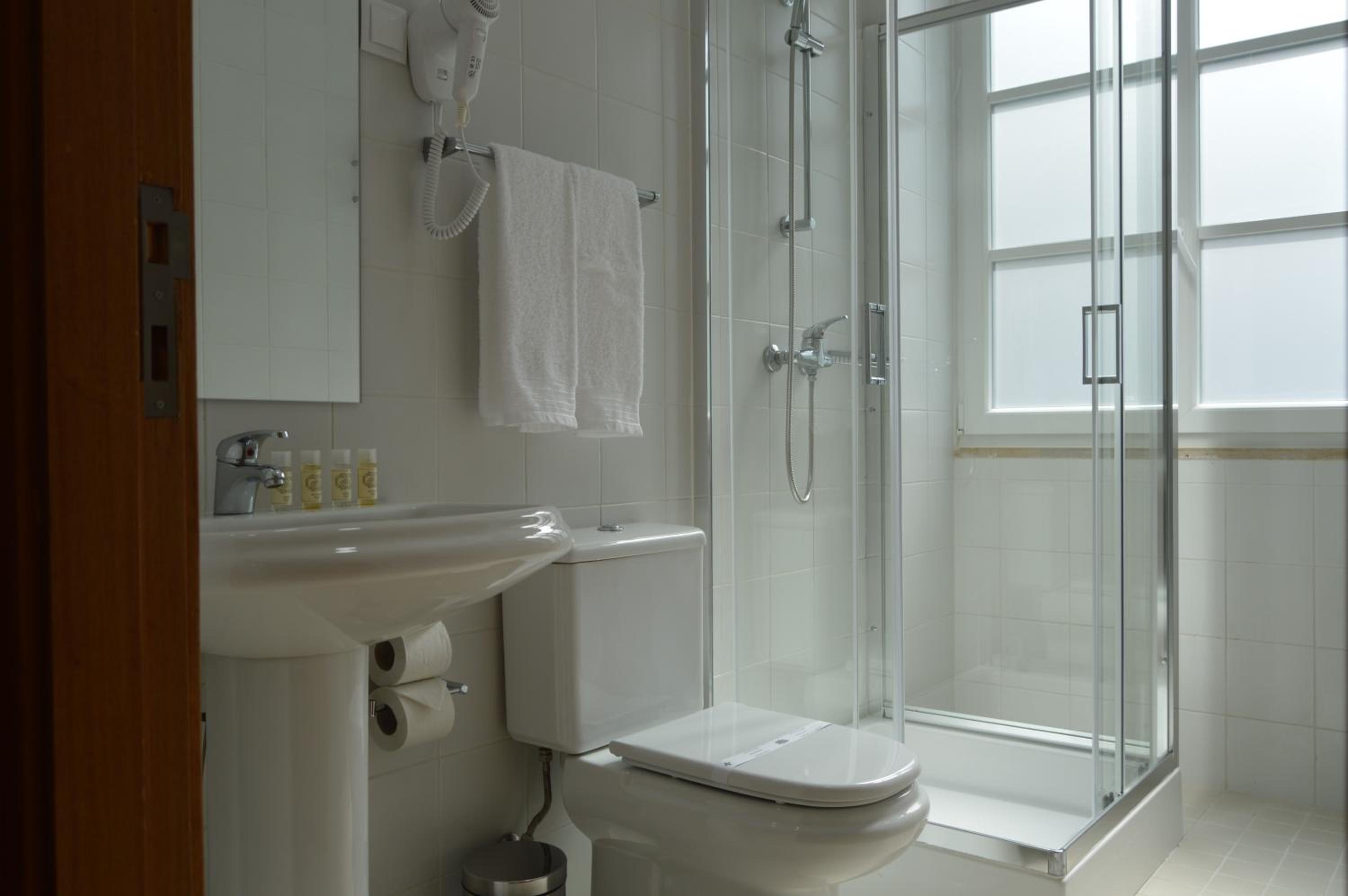 Standard Twin Room - Photo 2