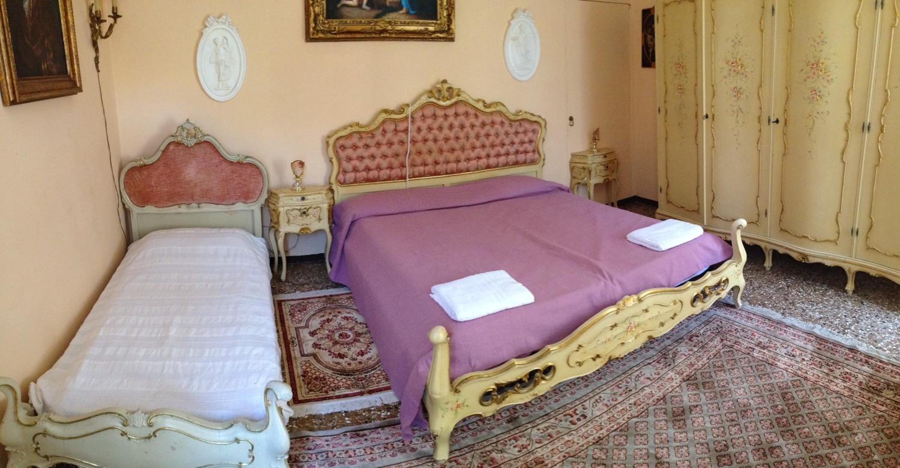 Large Triple Room with Shared Bathroom photo 3
