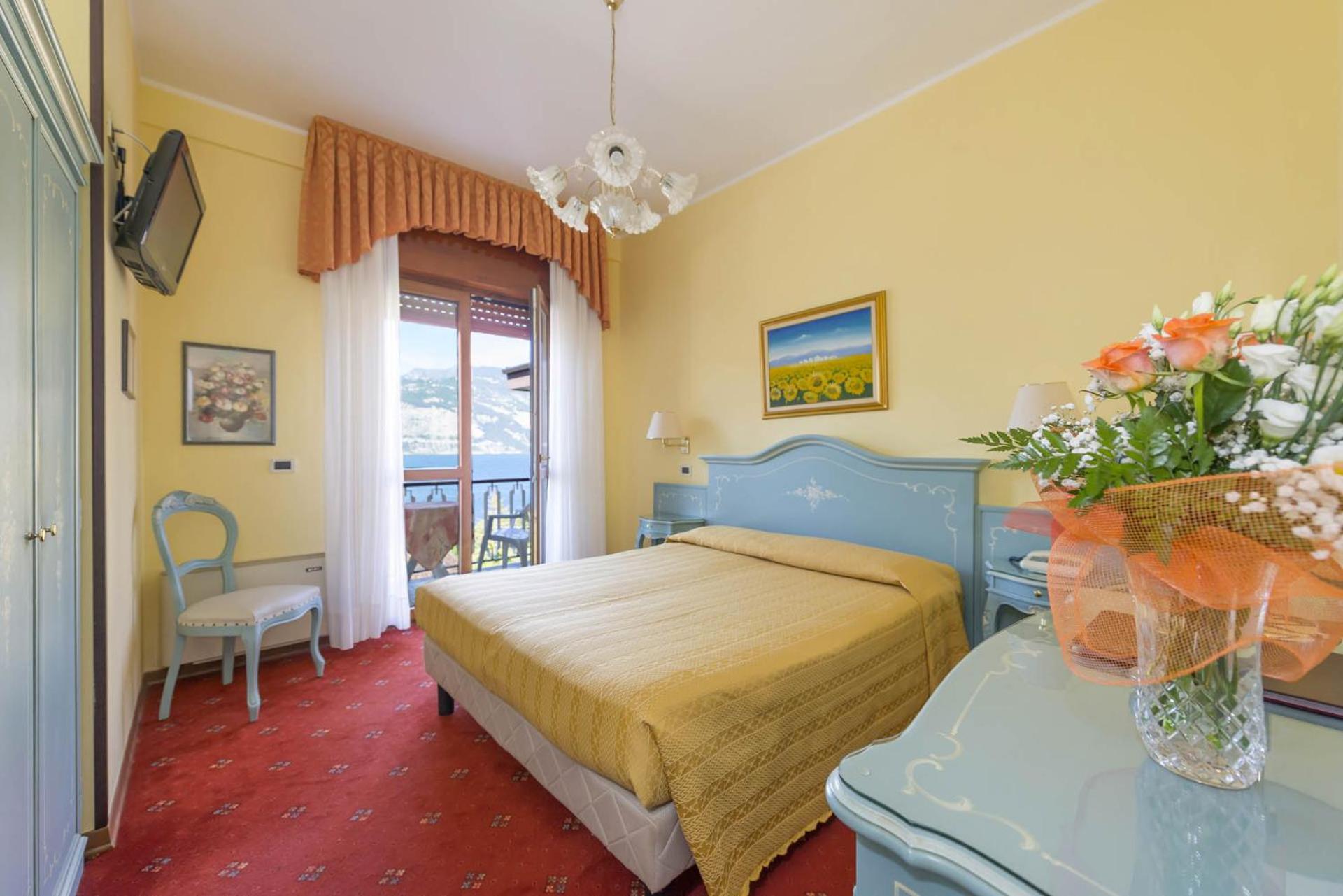 Superior Double or Twin Room with Lake View photo 3