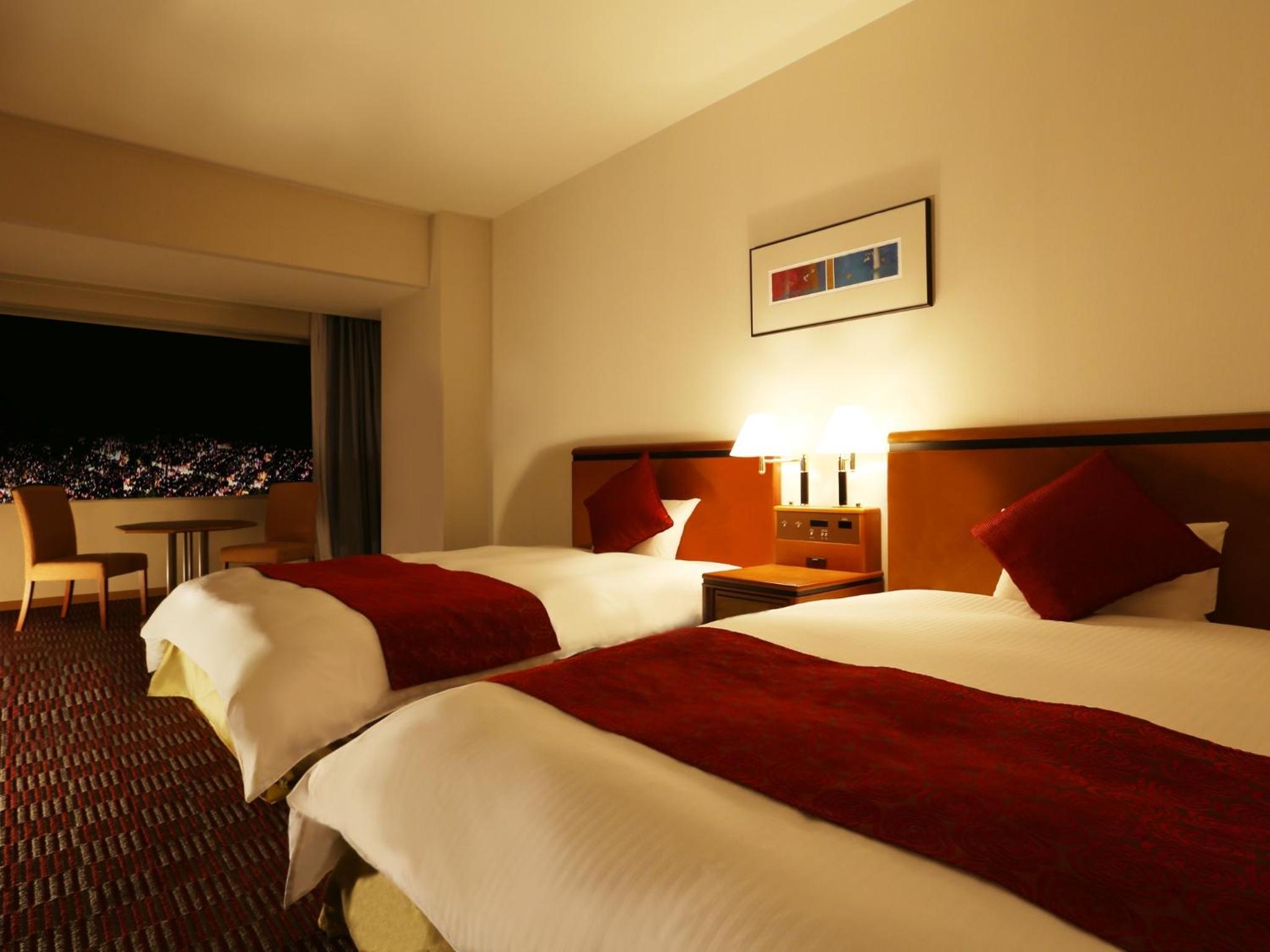 Deluxe Corner Twin Room with Airport View - Non-Smoking - Photo 1