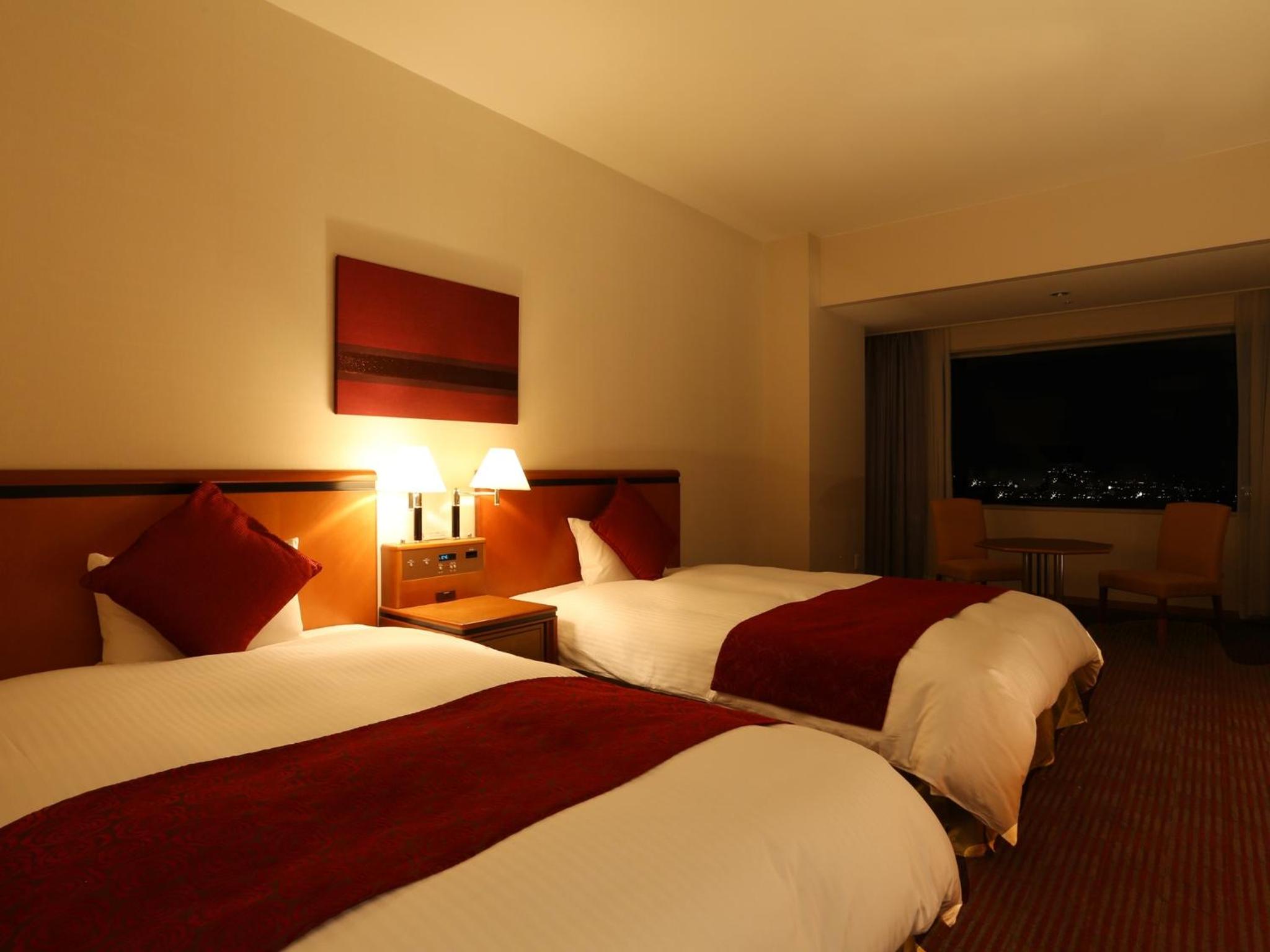 Deluxe Corner Twin Room with Highway View - Non-Smoking - Photo 1