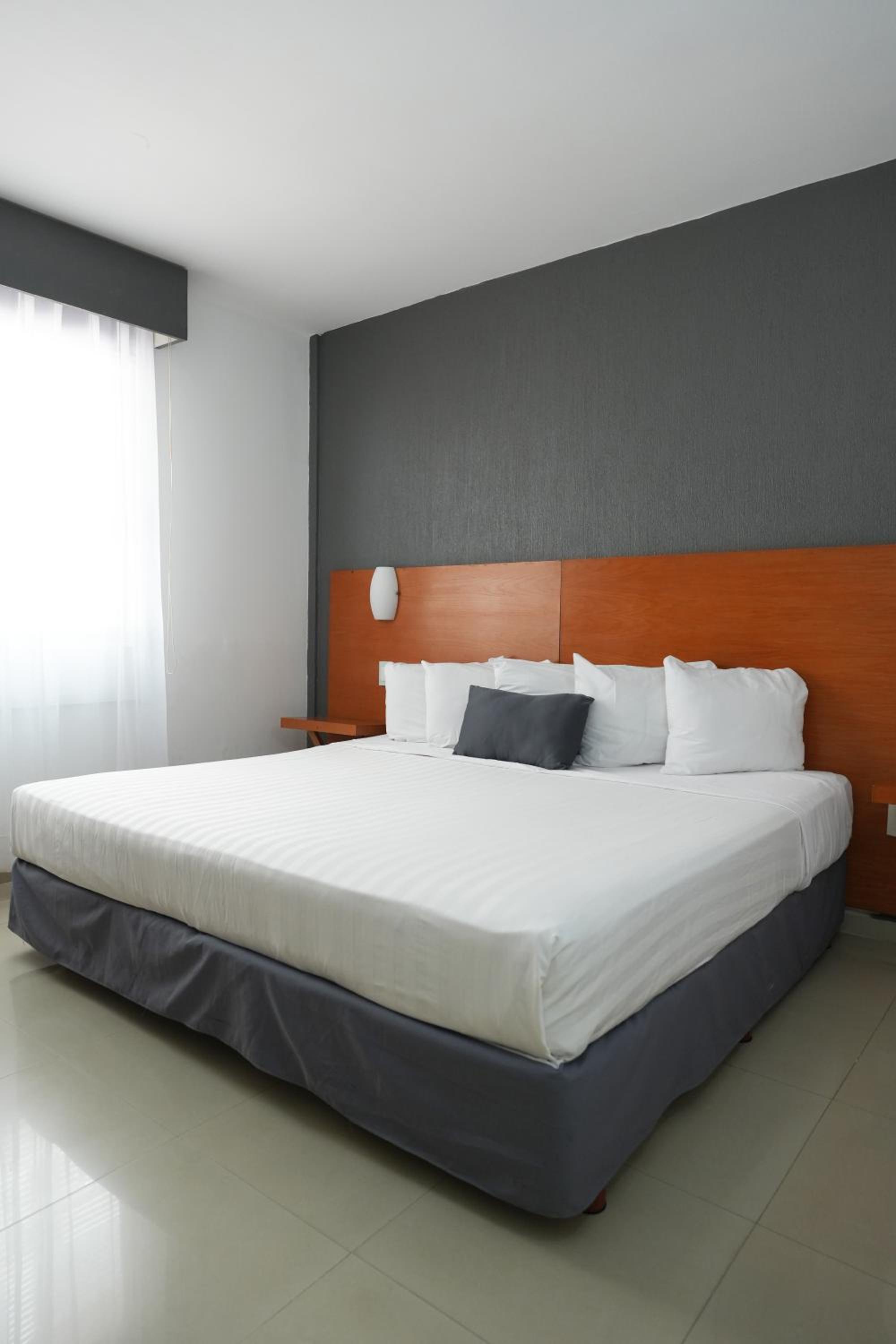 King Room with Roll-in Shower - Mobility Access/Non-Smoking