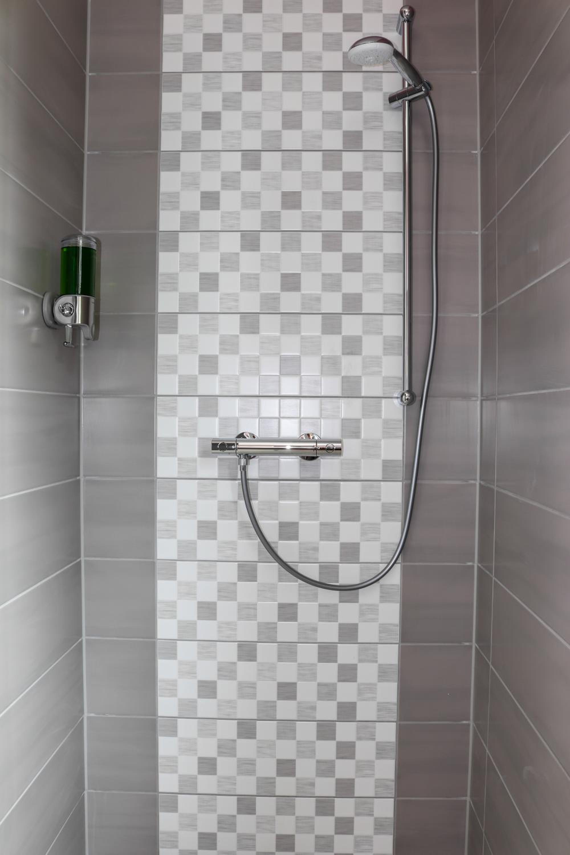 Quadruple Room with Private Bathroom photo 3