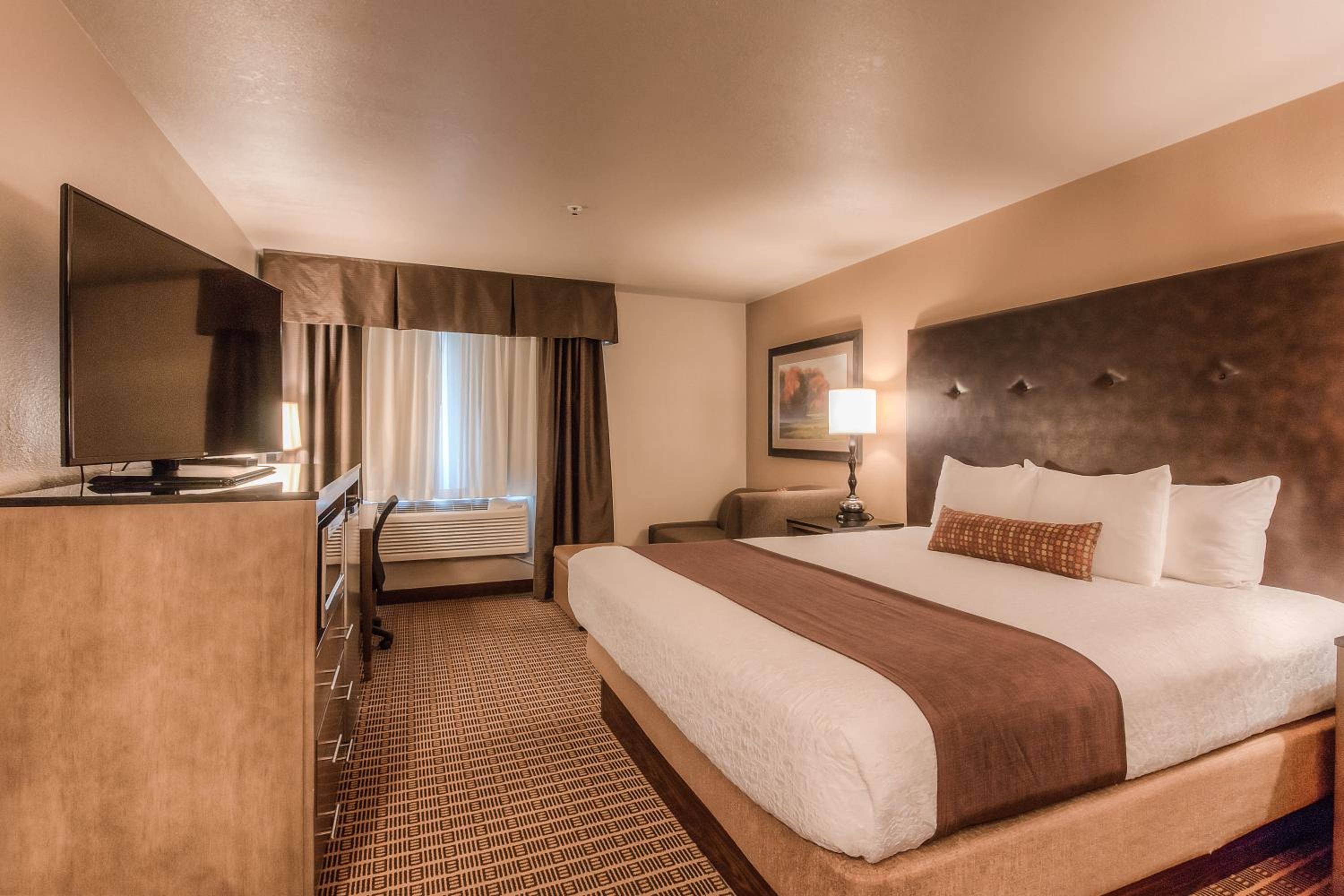King Room with Sofa Bed and Bath Tub - Disability Access/Non-Smoking