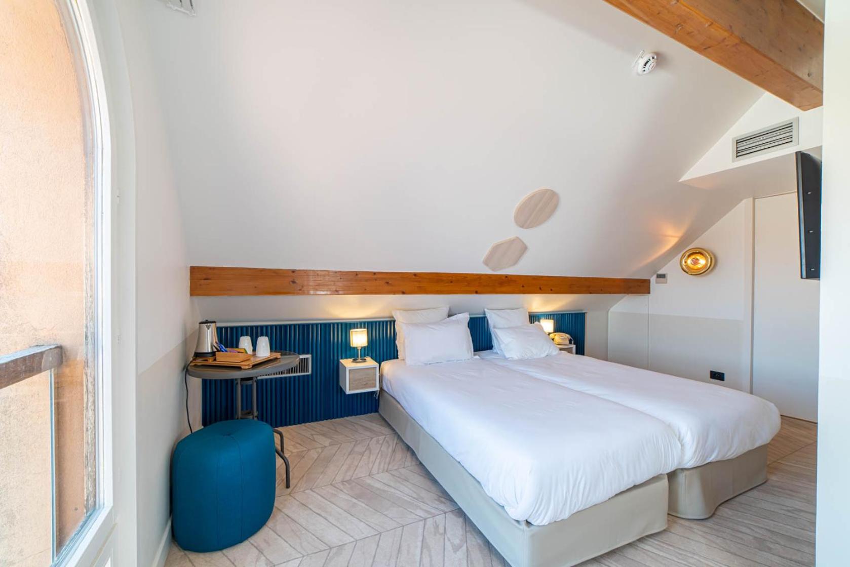 Premium Twin Room - Photo 6