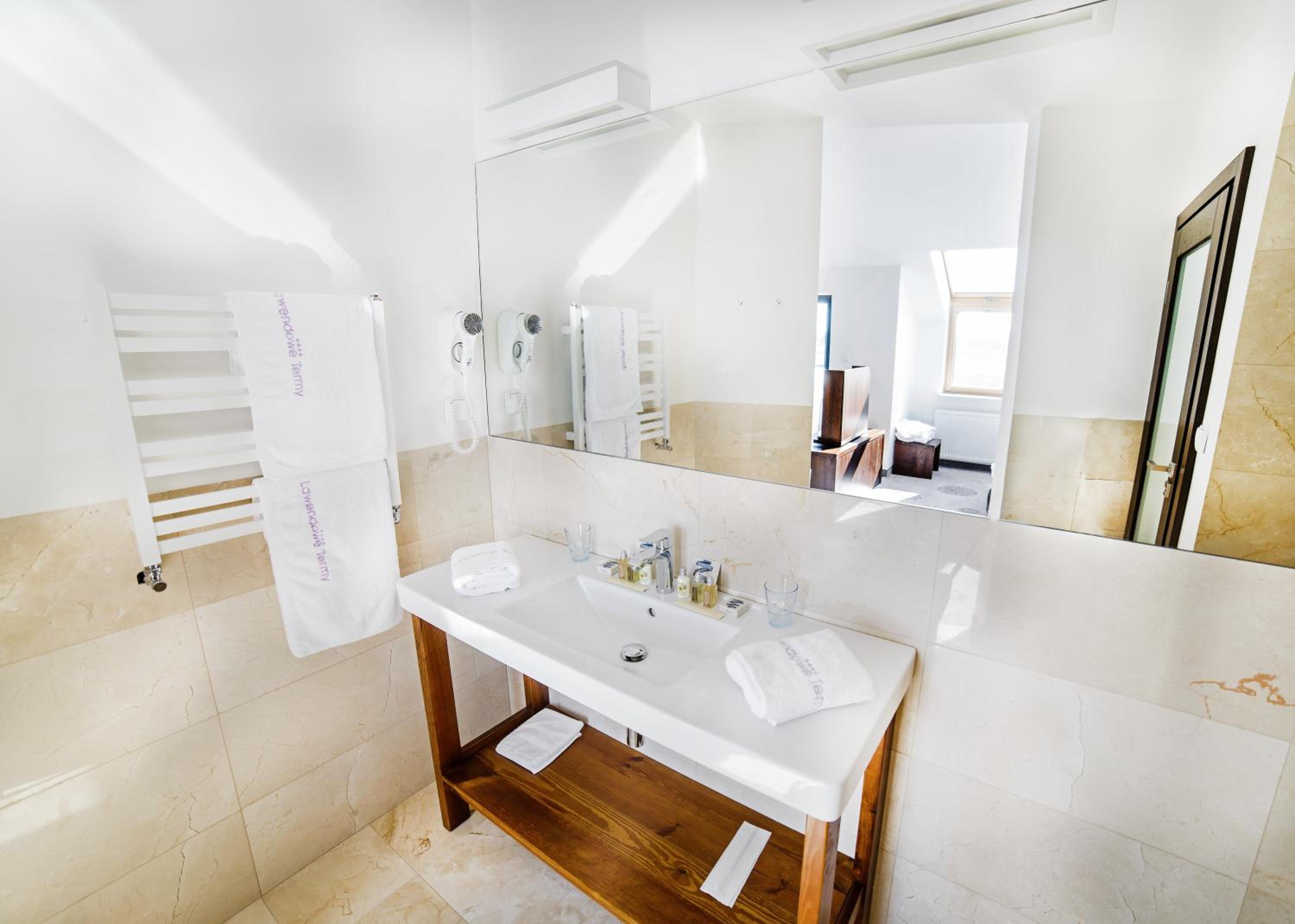 Luxury Suite with Spa Bath - Photo 5