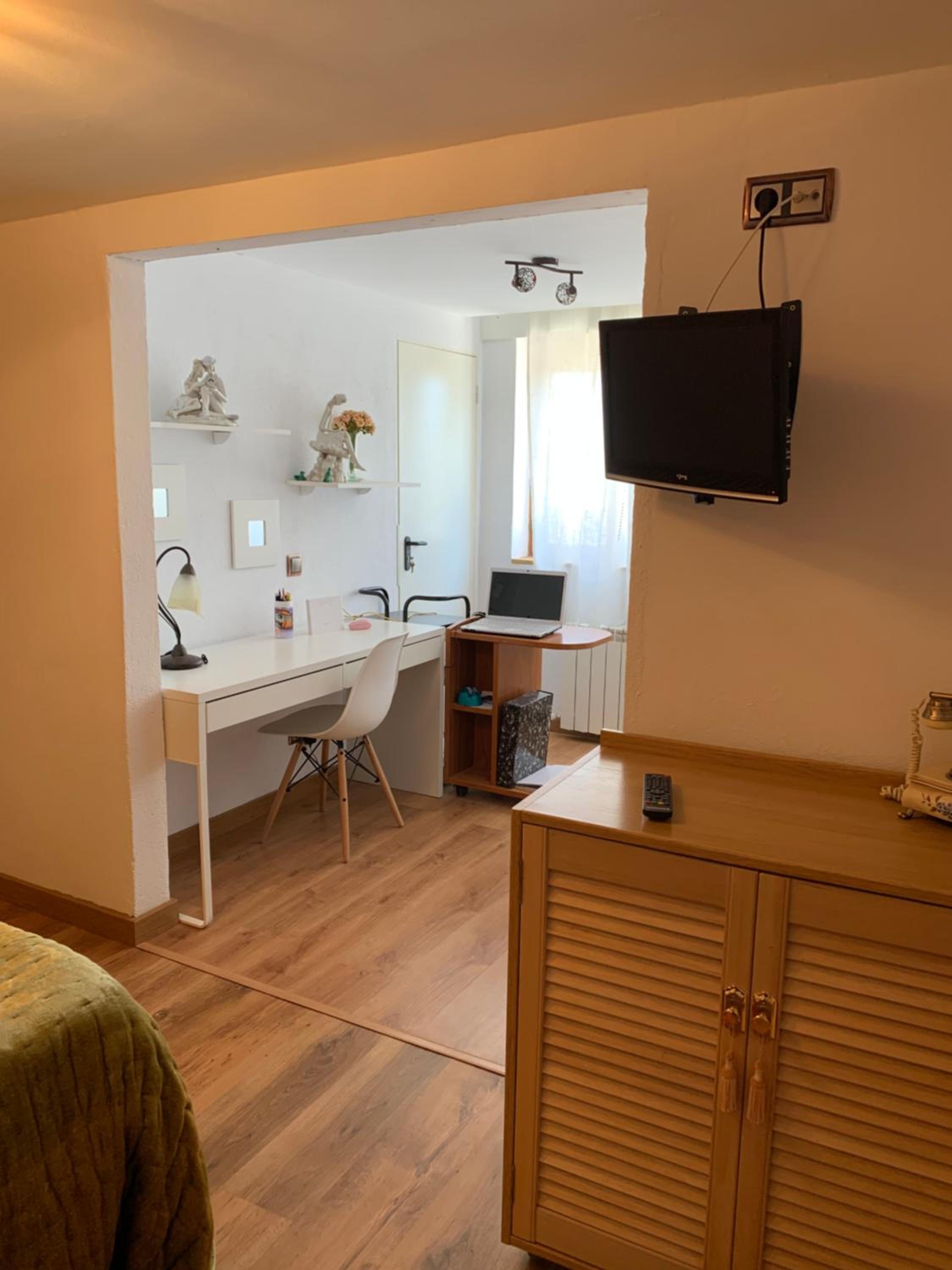Six-Bedroom House photo 3