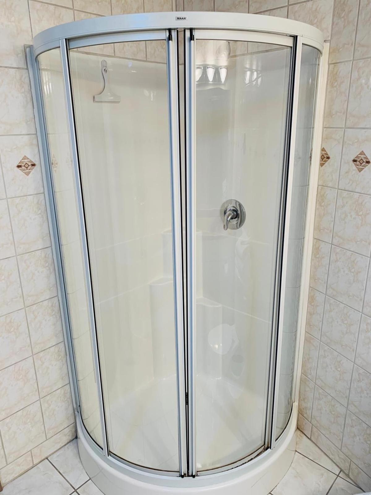 Queen Room with Jacuzzi (No Window) - Photo 3