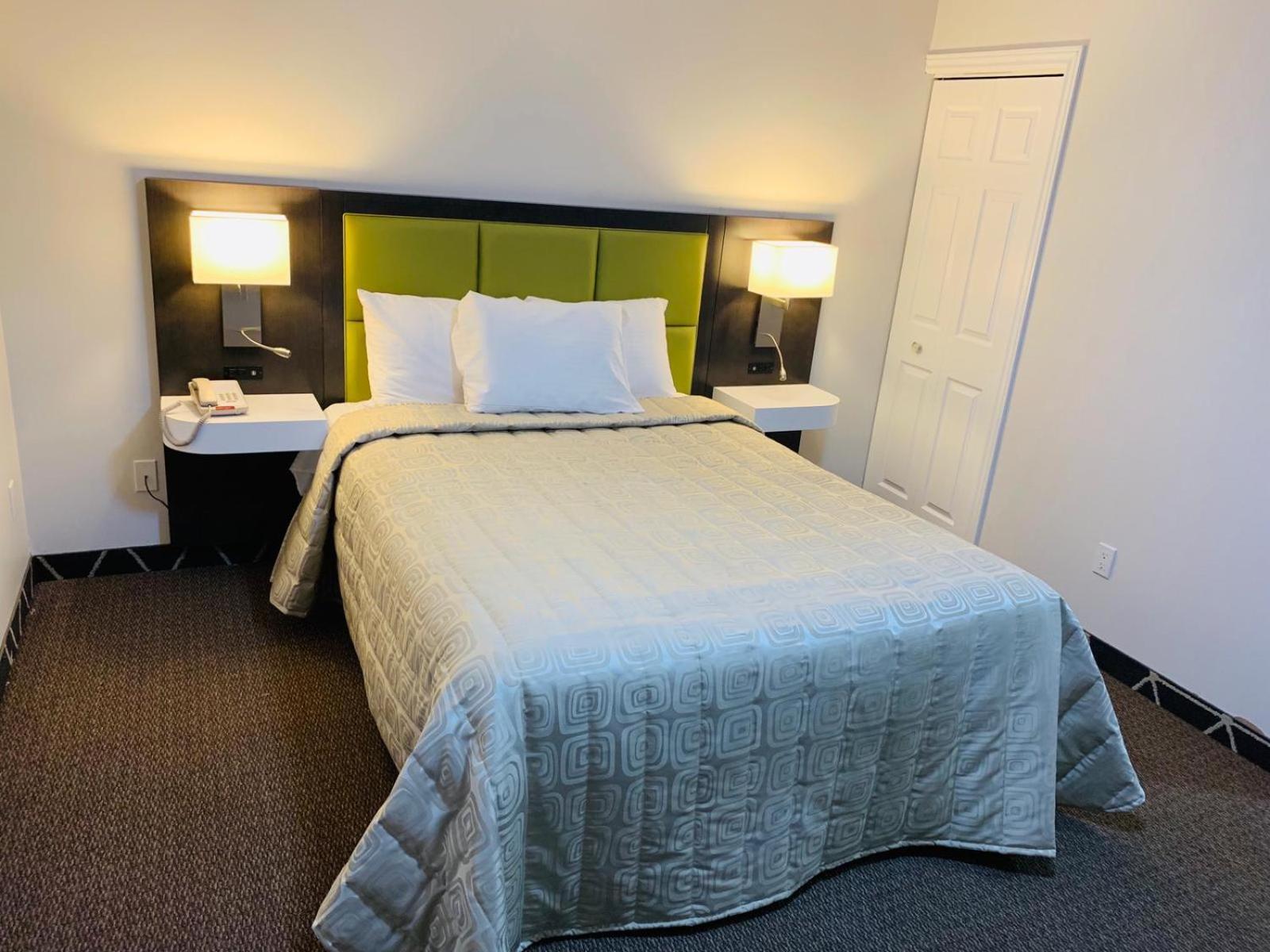 Queen Room with Jacuzzi (No Window) - Photo 1