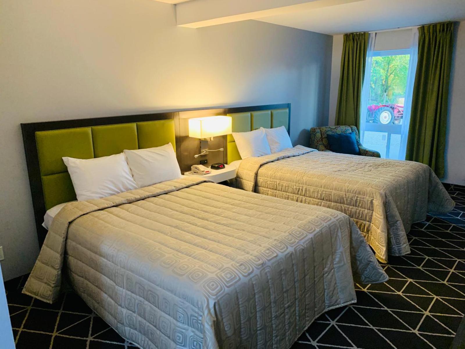 Luxury Queen Room with 2 Queen Beds - Photo 10