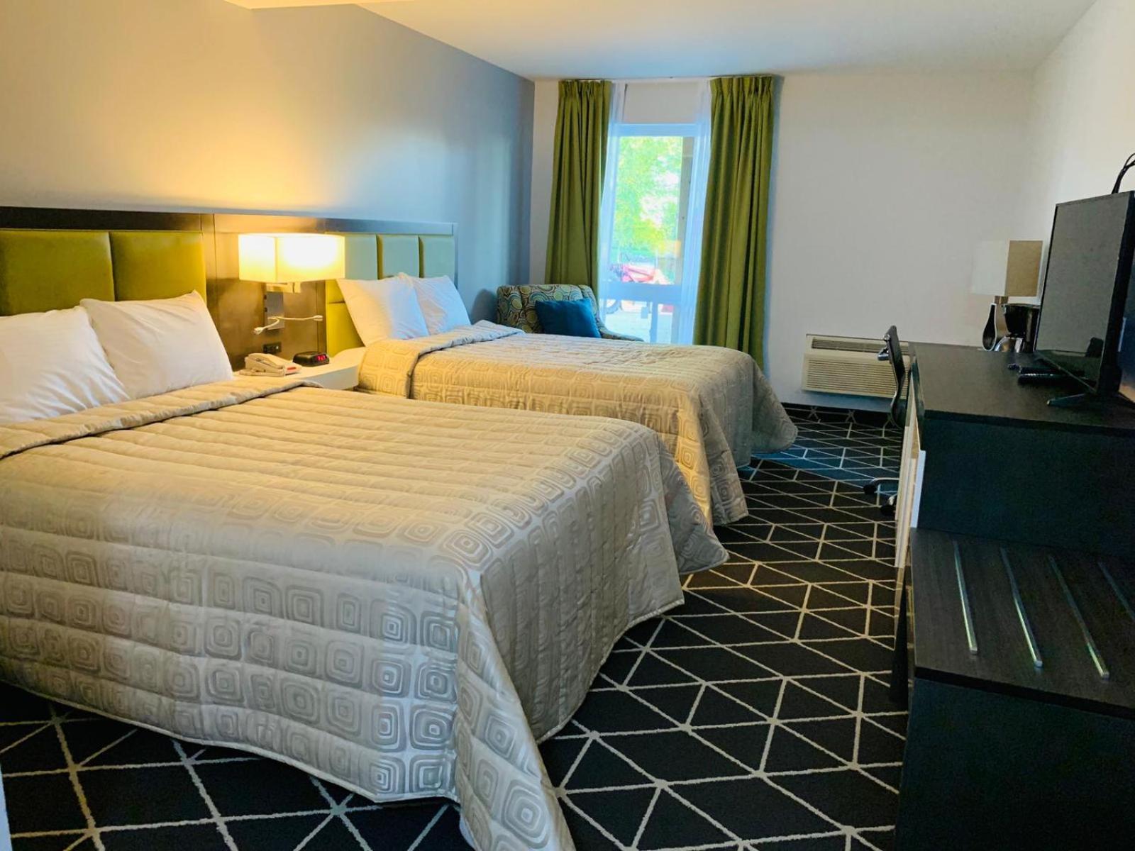 Luxury Queen Room with 2 Queen Beds - Photo 5