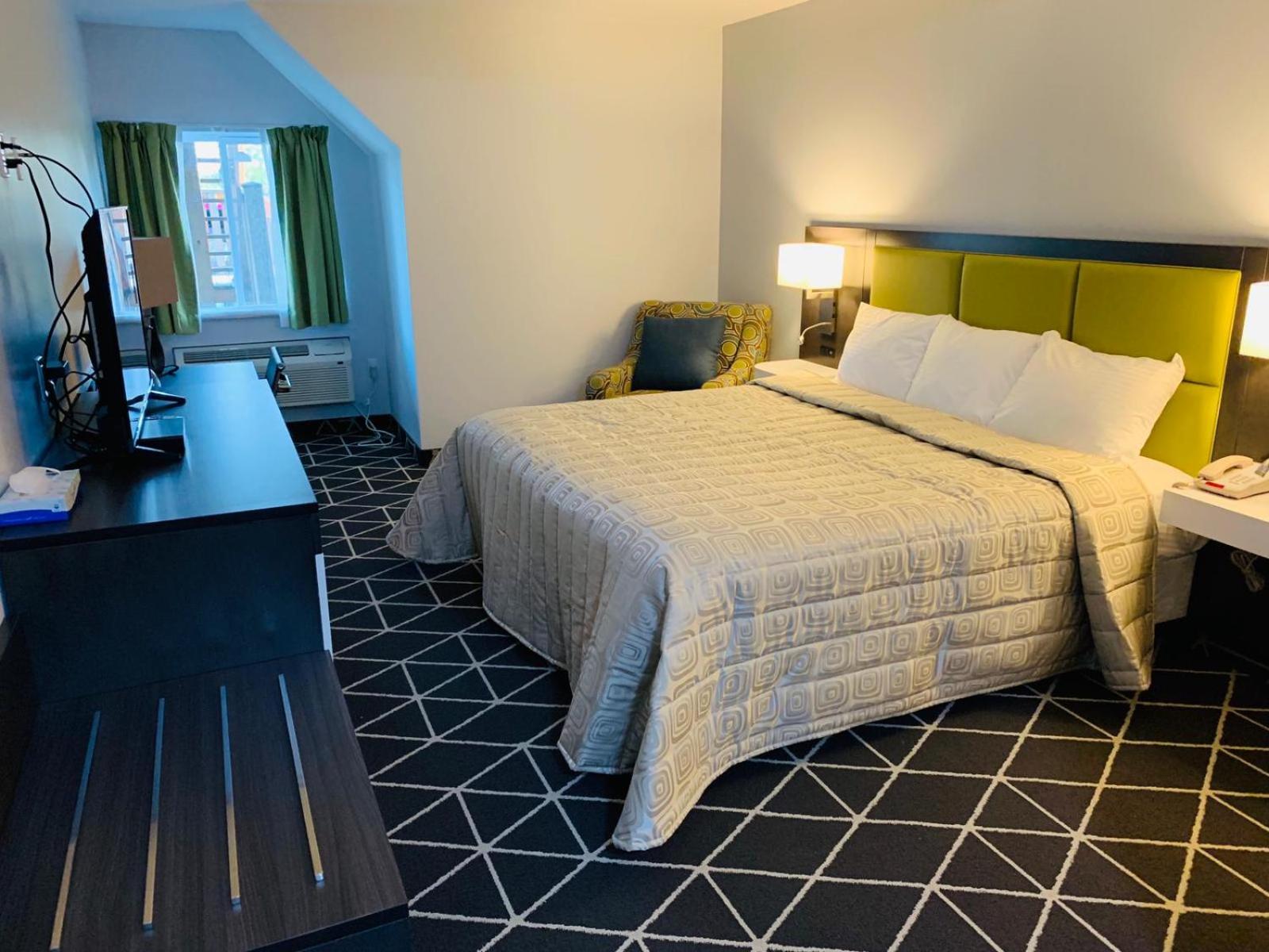Luxury King Room - Photo 13