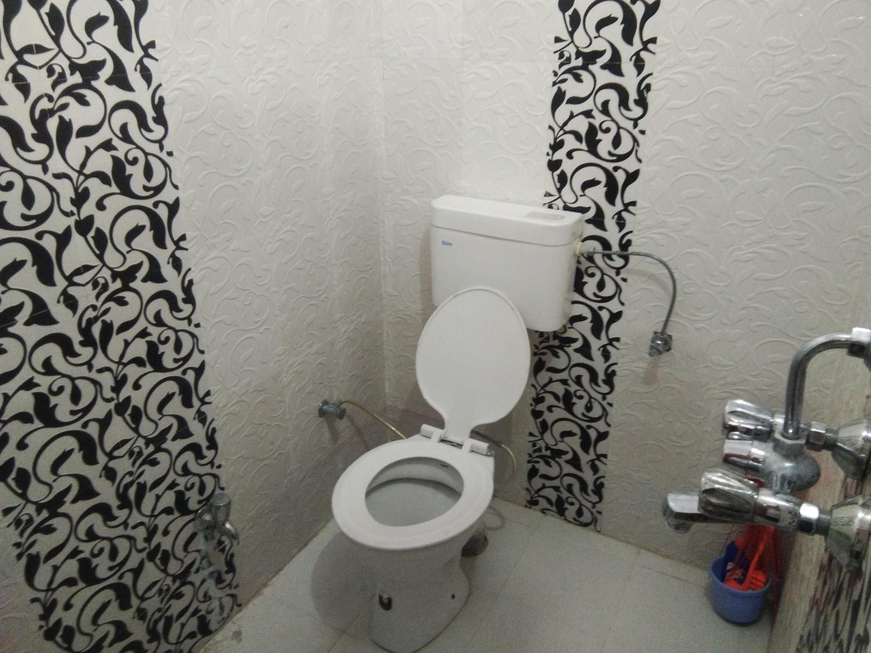Deluxe Double Room (2 Adults + 1 Child) - Photo 7
