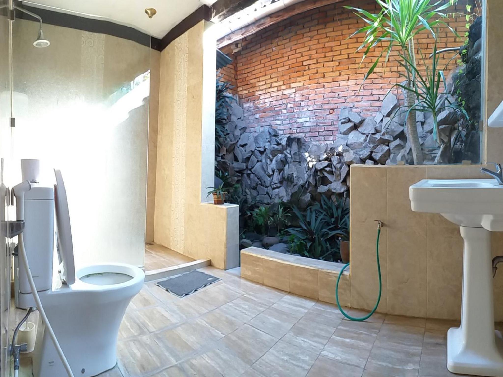 Double Room with Private Bathroom - Photo 12