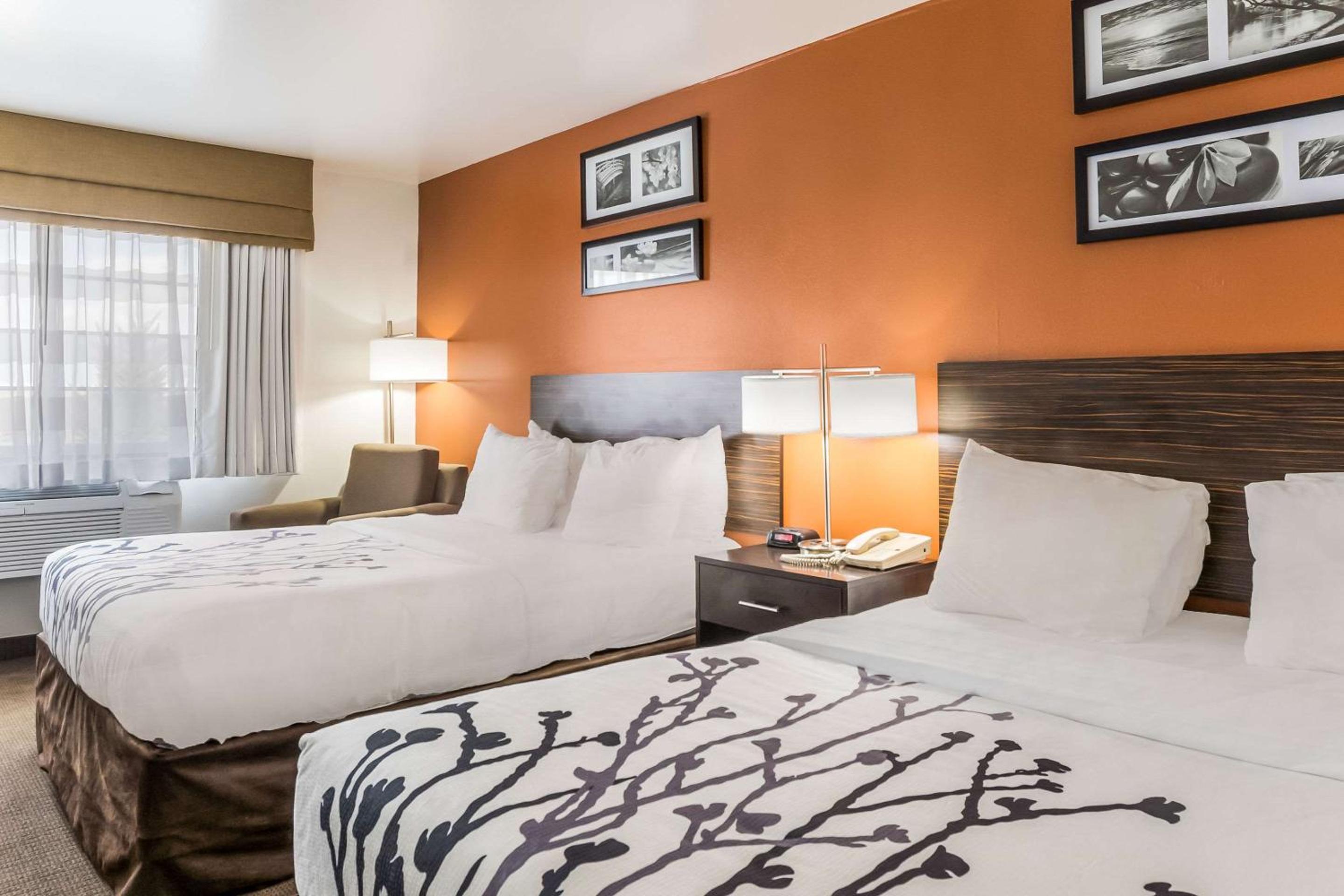 Queen Room with Two Queen Beds - Non-Smoking - Photo 4