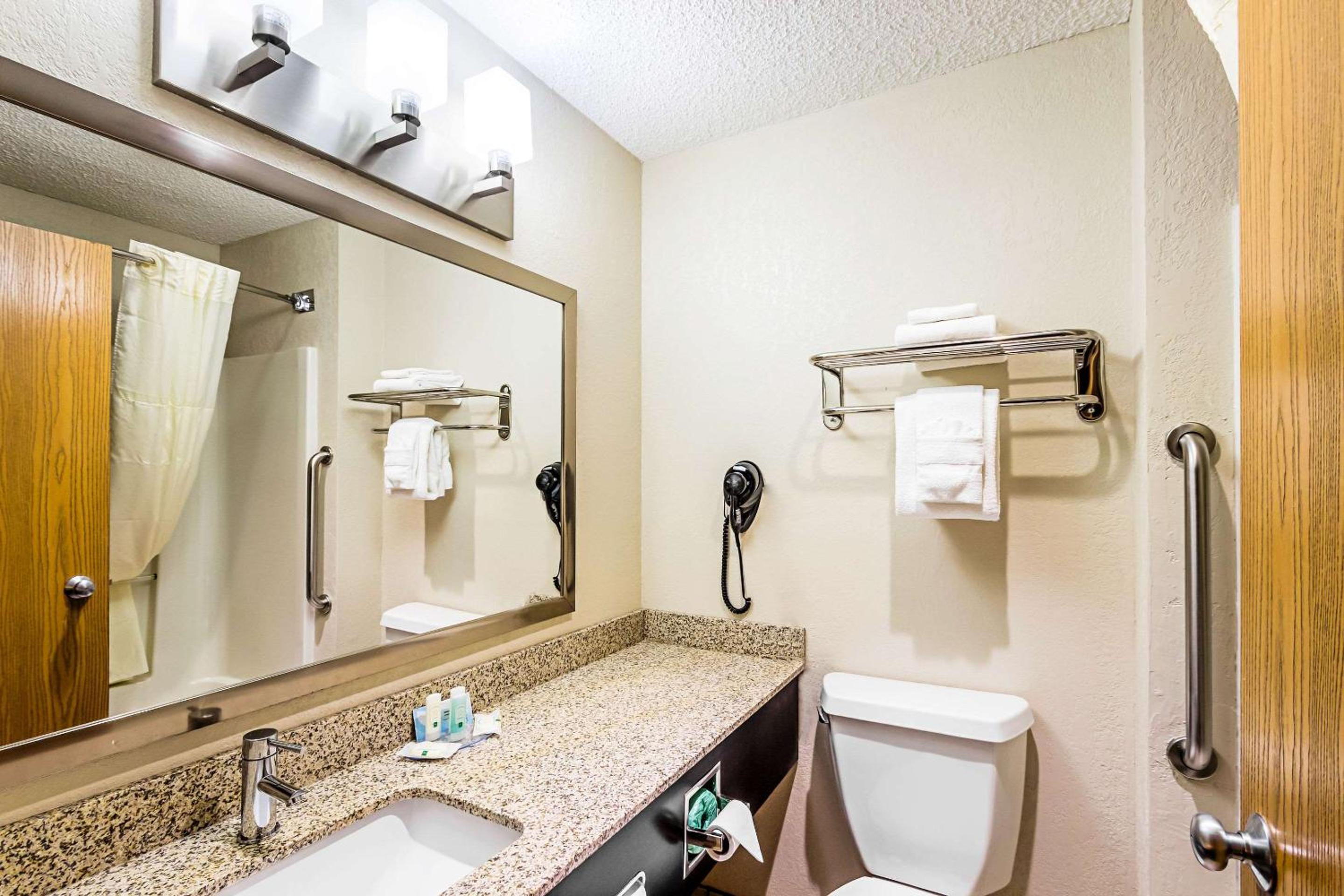 Queen Room - Non-Smoking - Photo 3