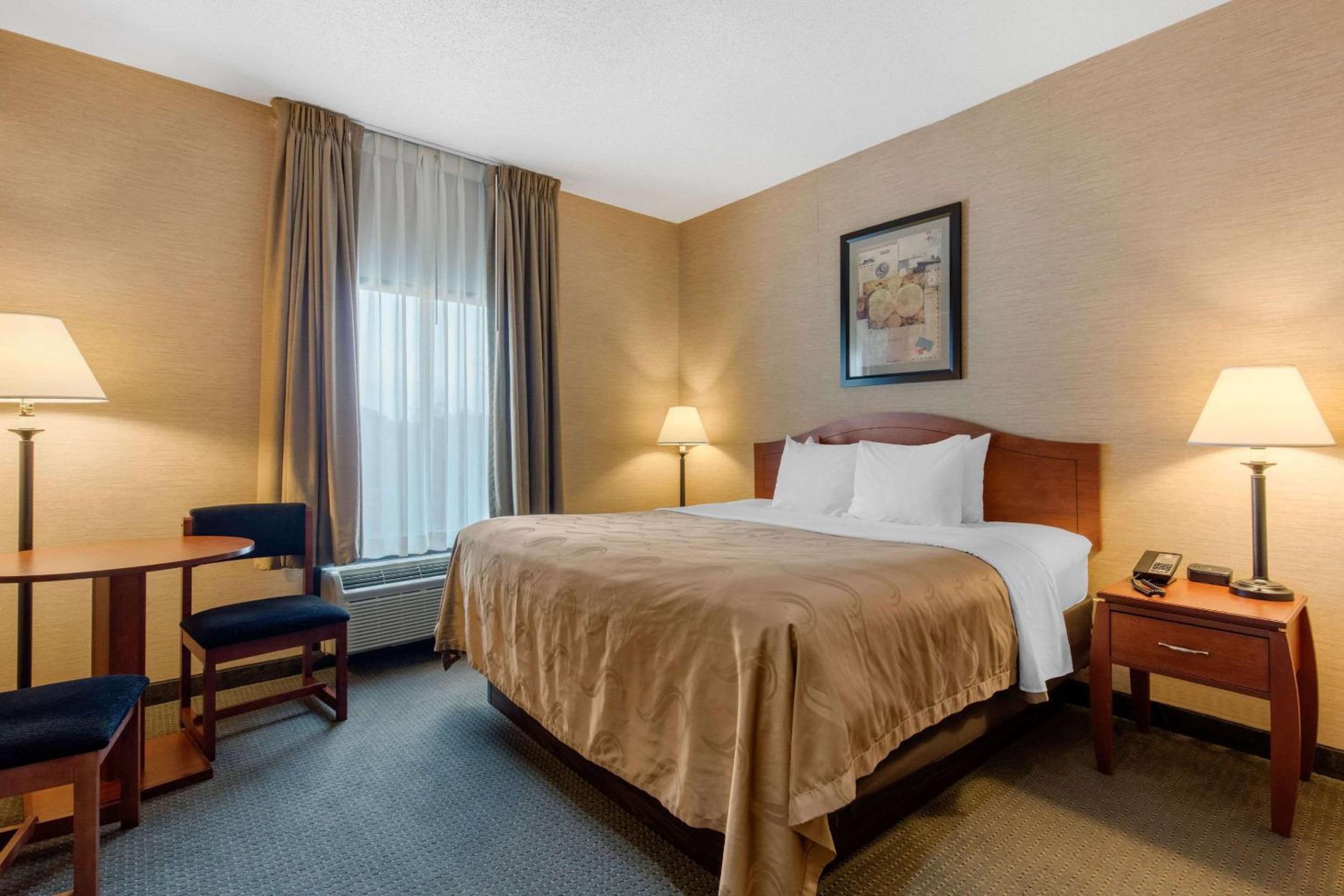 King Suite with Sofa-Bed - Non-Smoking - Photo 3