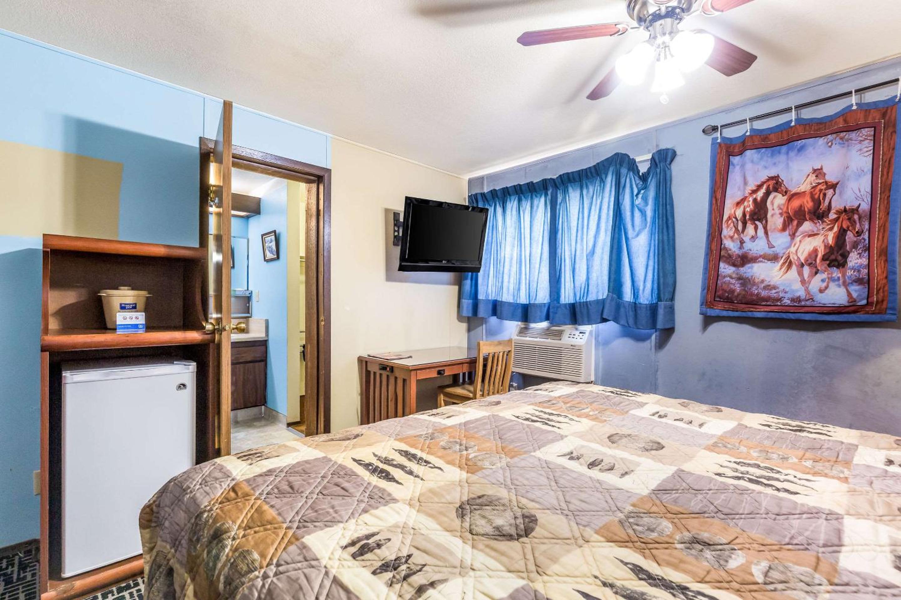 King Room - Non-Smoking photo 2