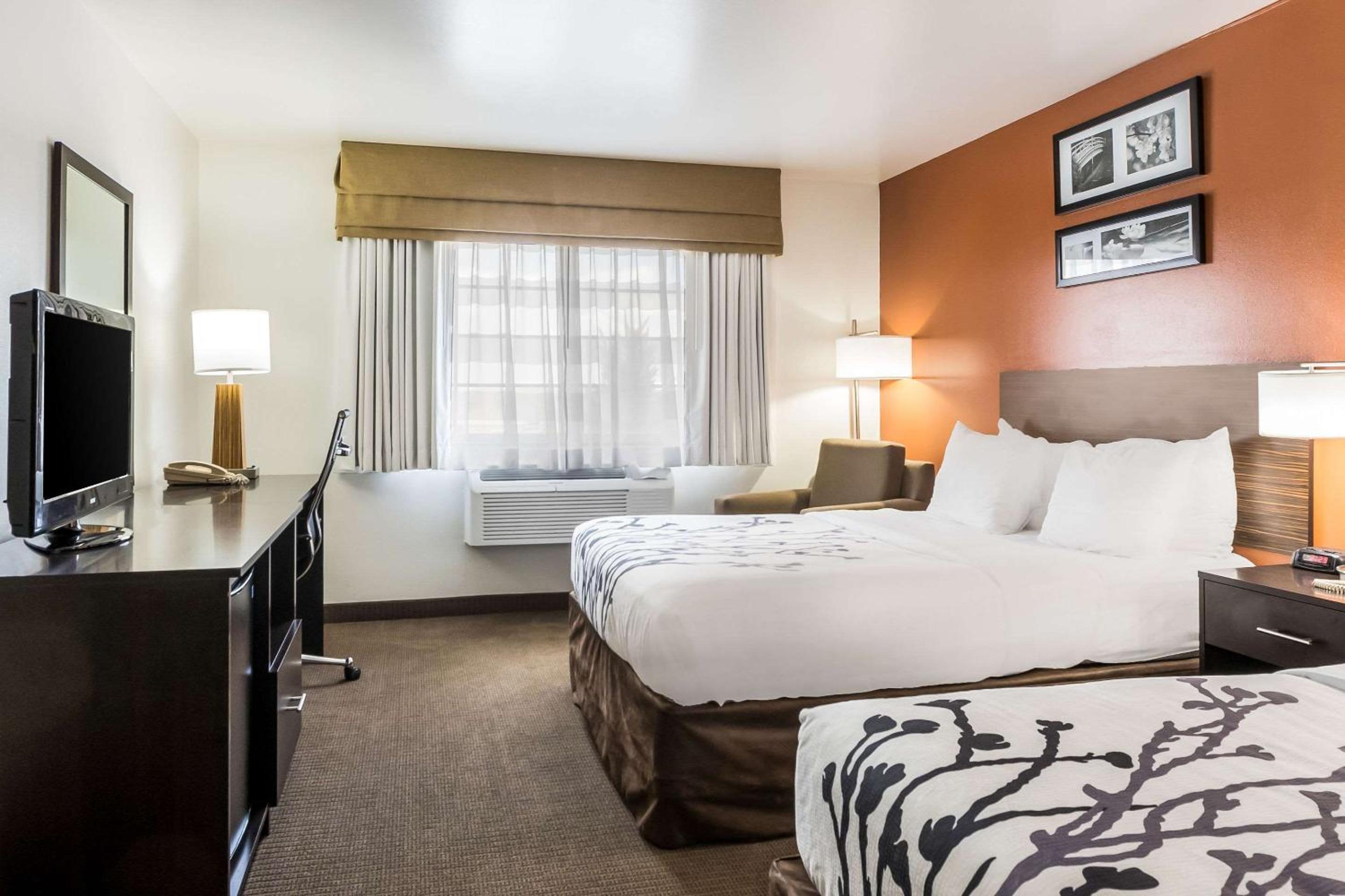 Queen Room with Two Queen Beds - Non-Smoking - Photo 1