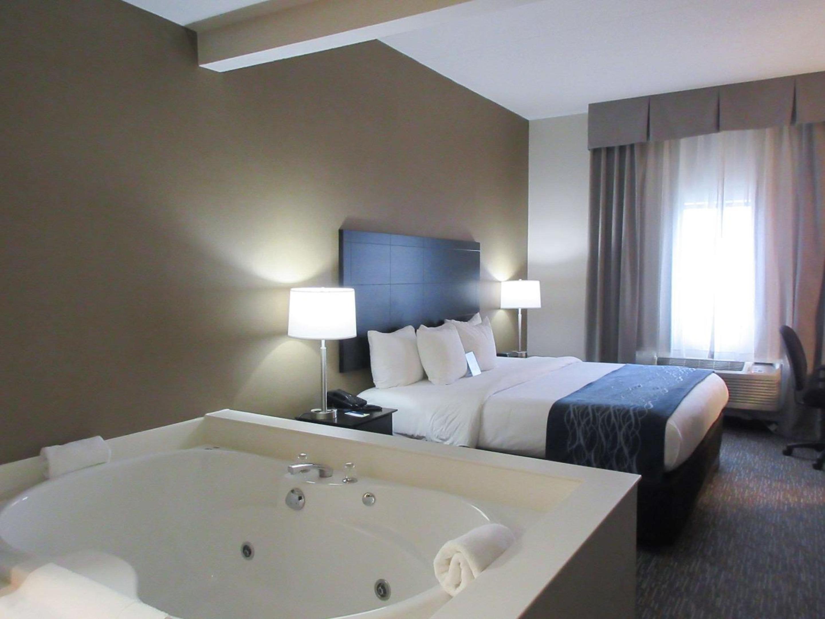 King Room - Non-Smoking - Photo 3