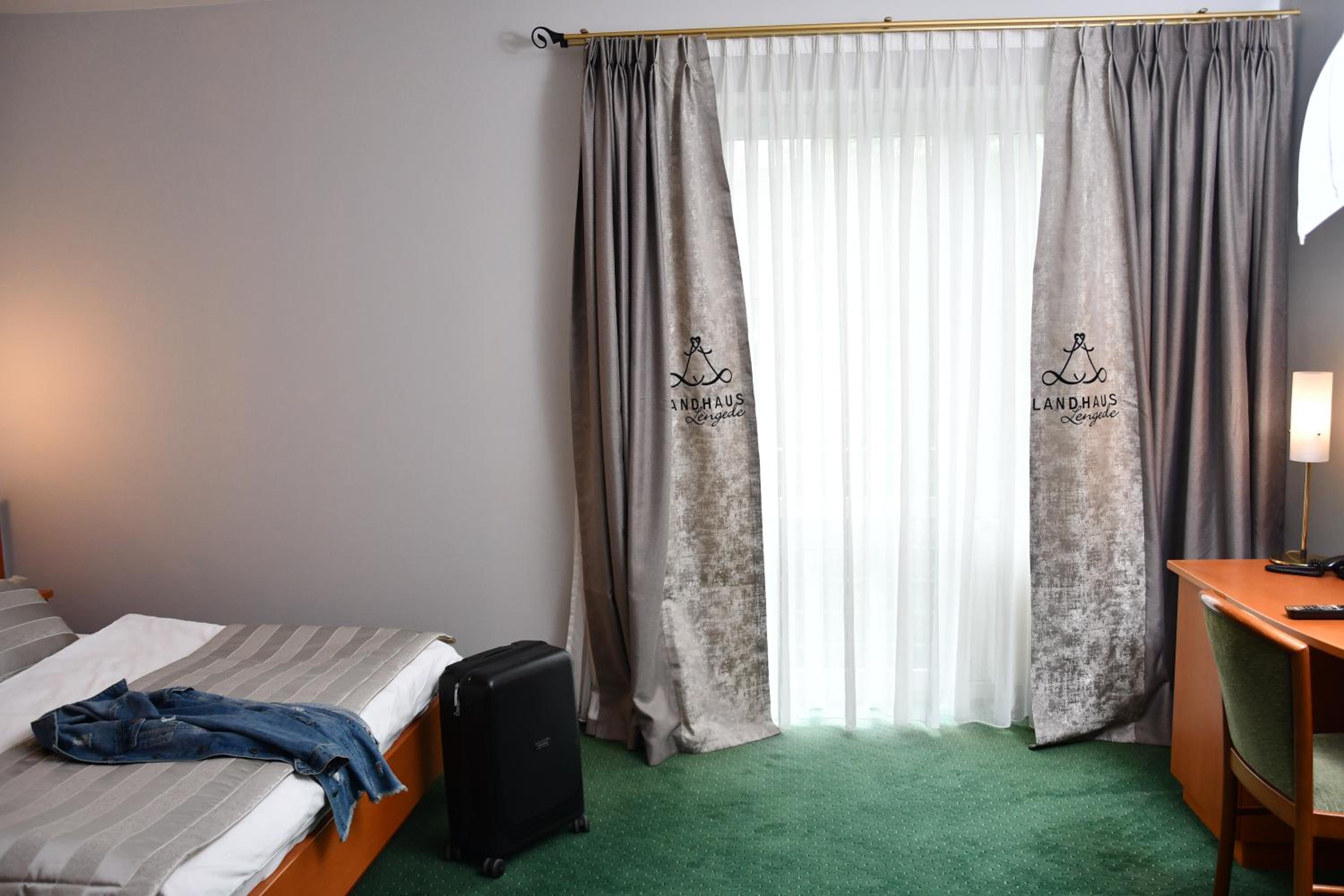 Large Double Room - Photo 3