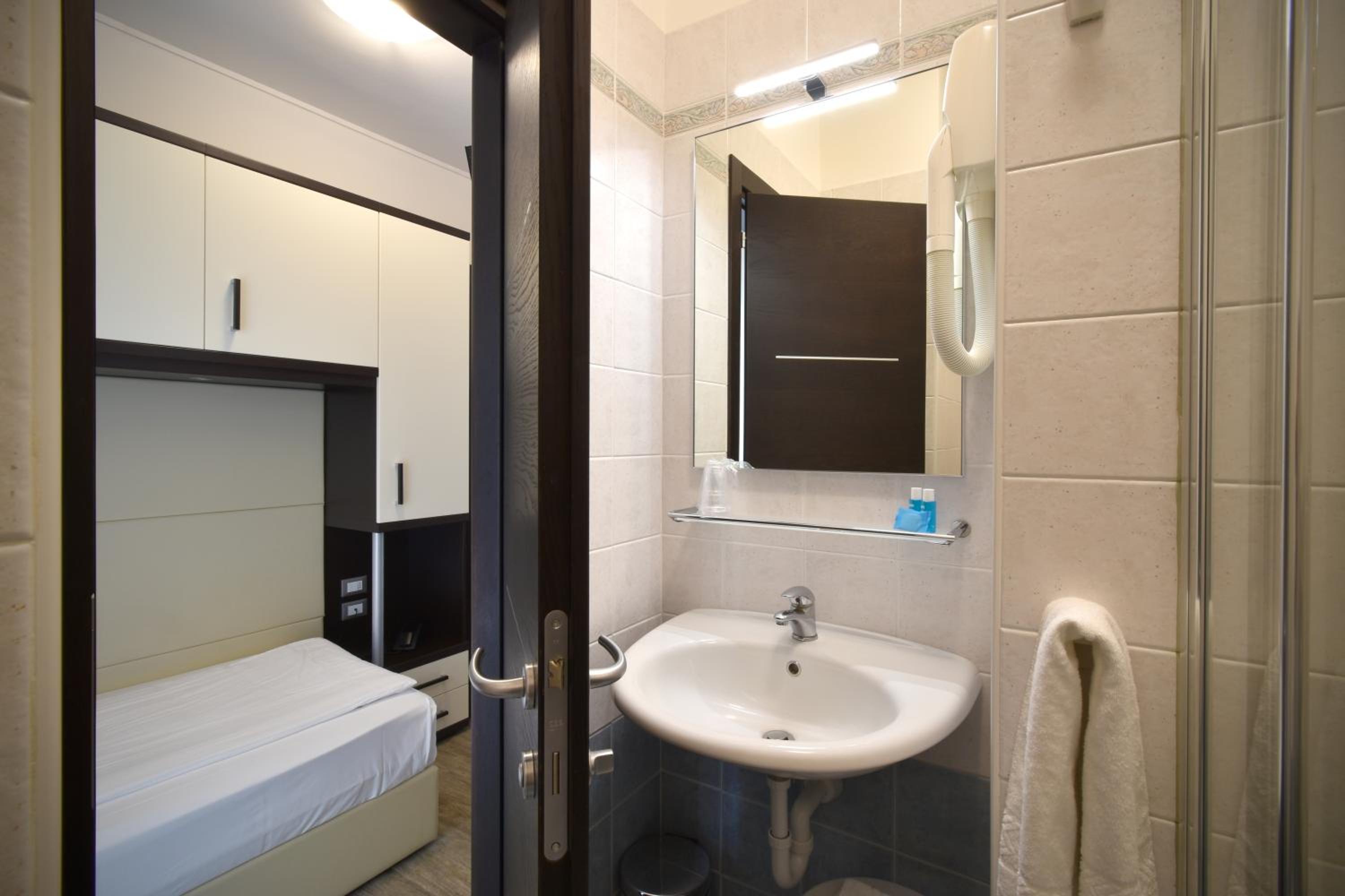 Small Single Room photo 2