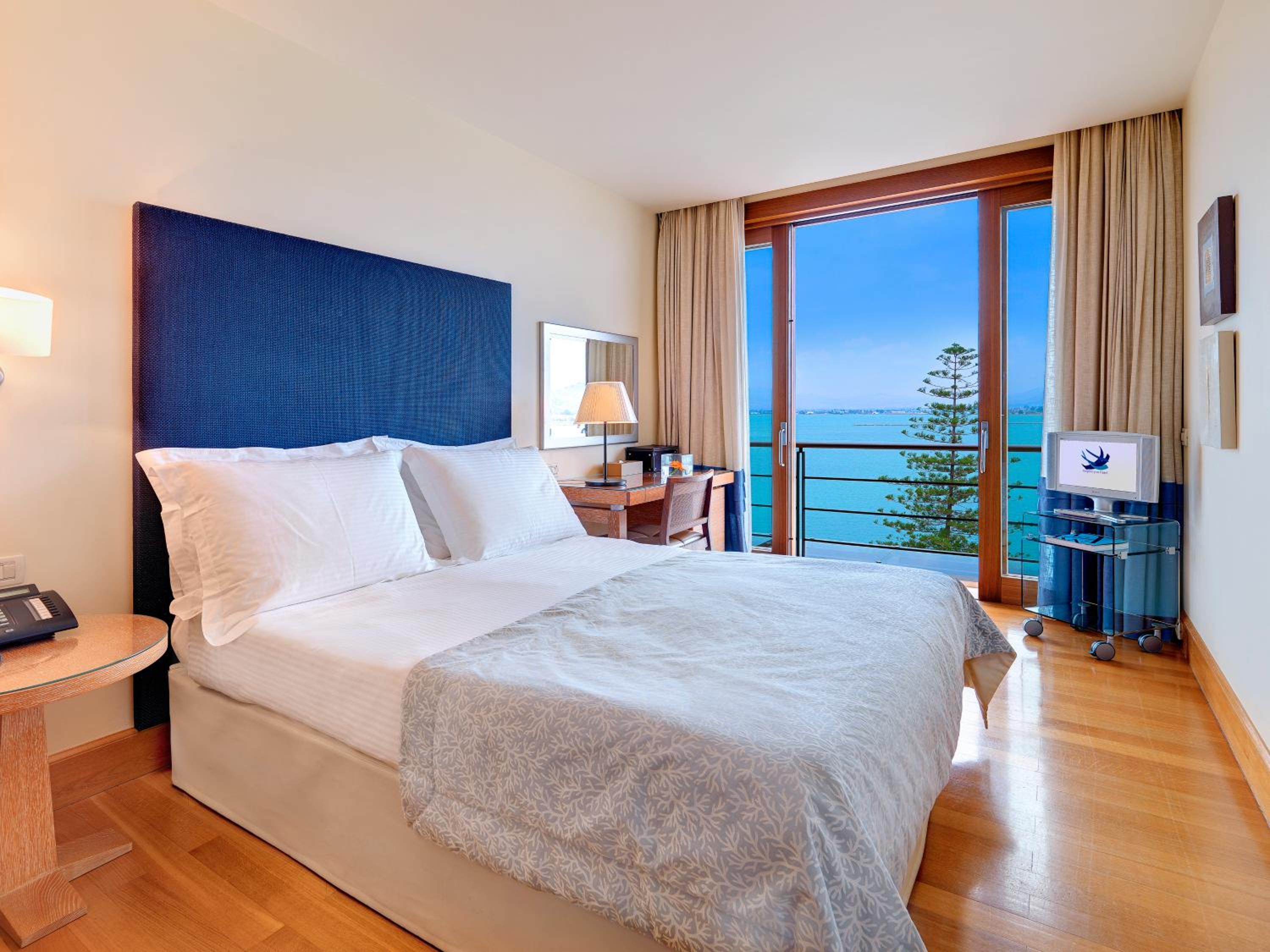 Deluxe Room with Sea View - Photo 4