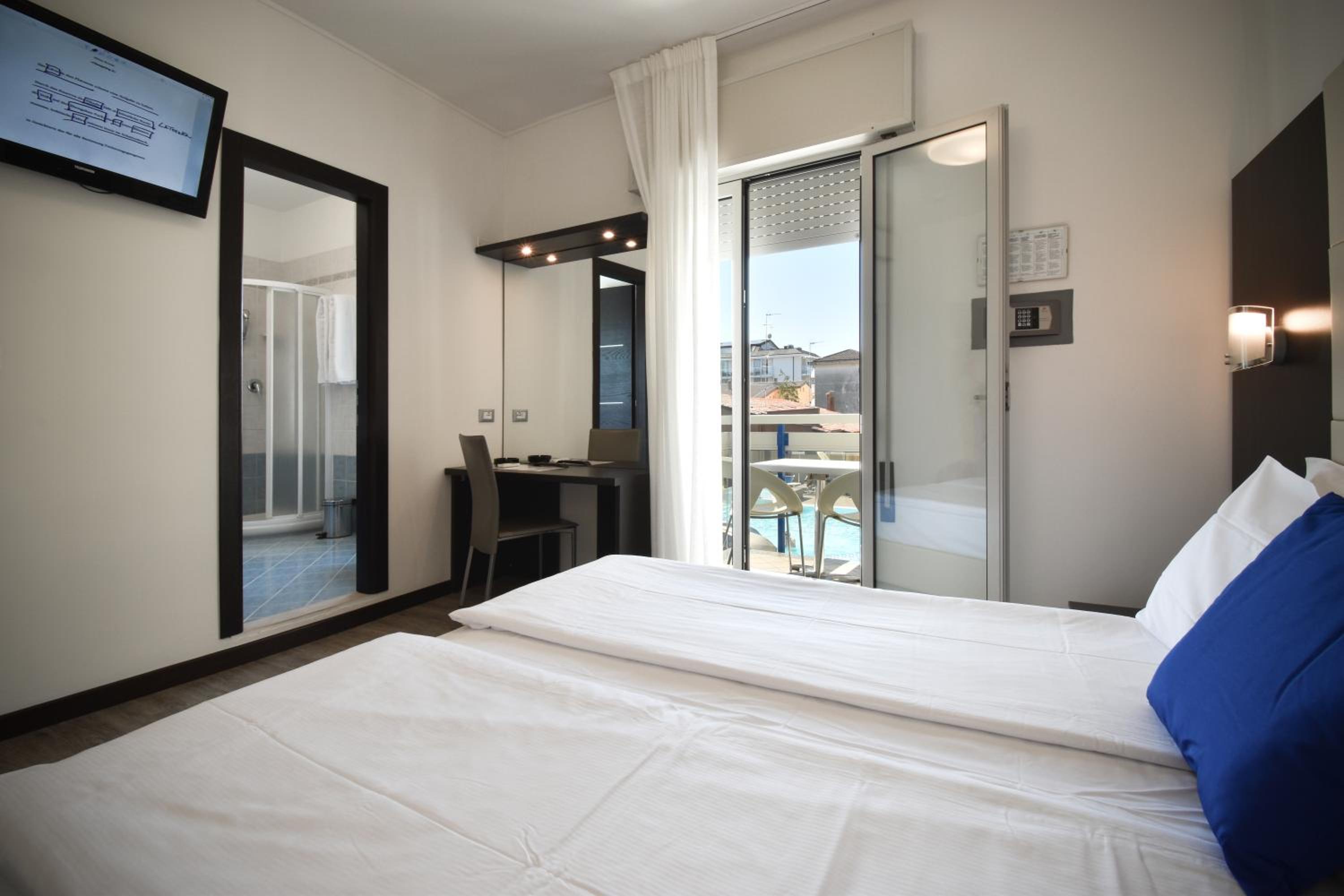 Double or Twin Room with Balcony photo 2