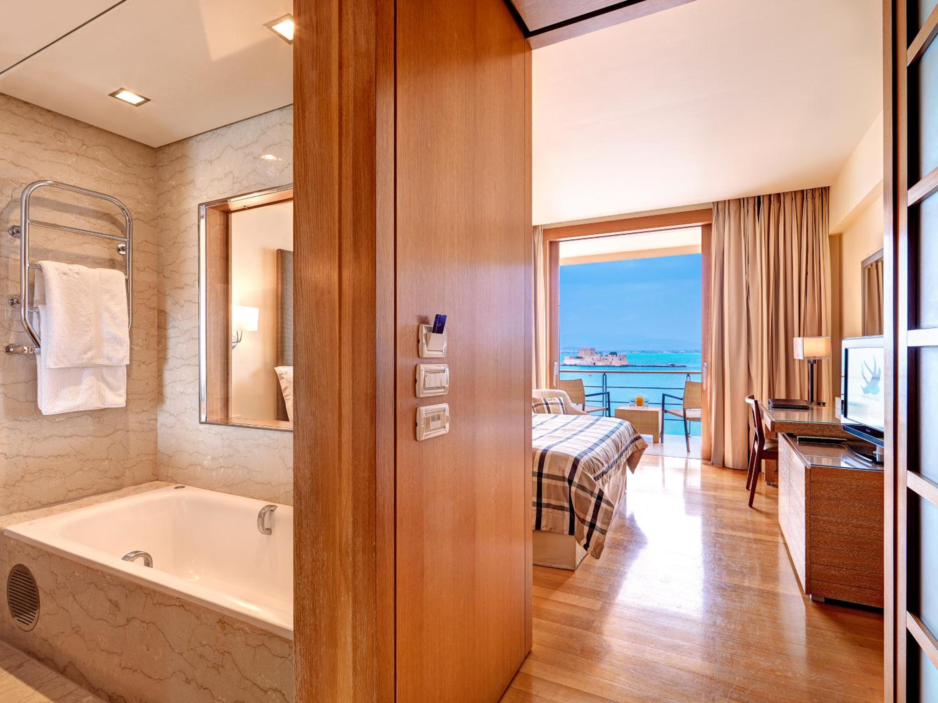 Deluxe Room with Sea View - Photo 5