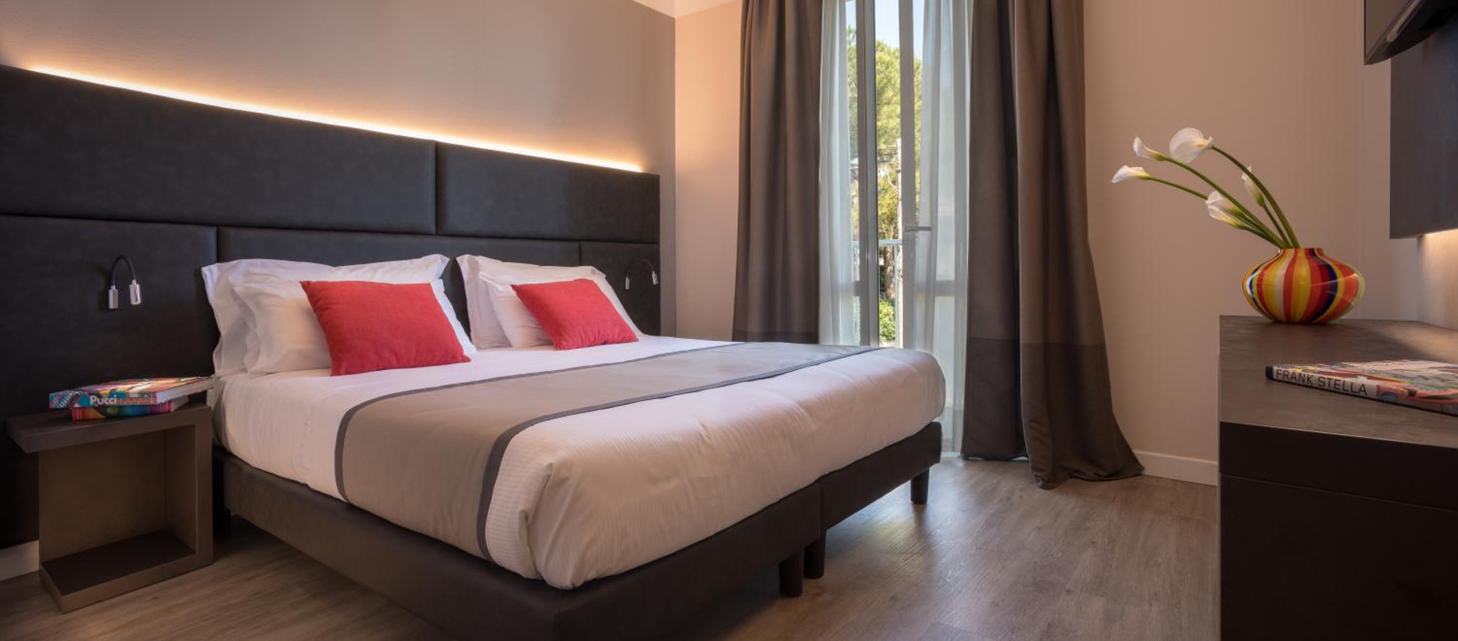Standard Double Room with Balcony - Photo 8