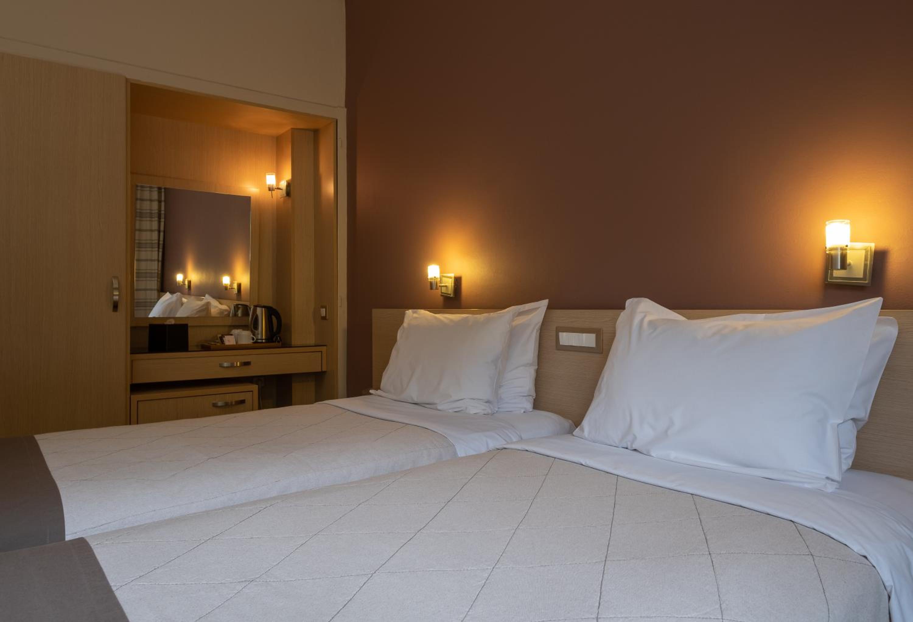 Economy Twin Room photo 2