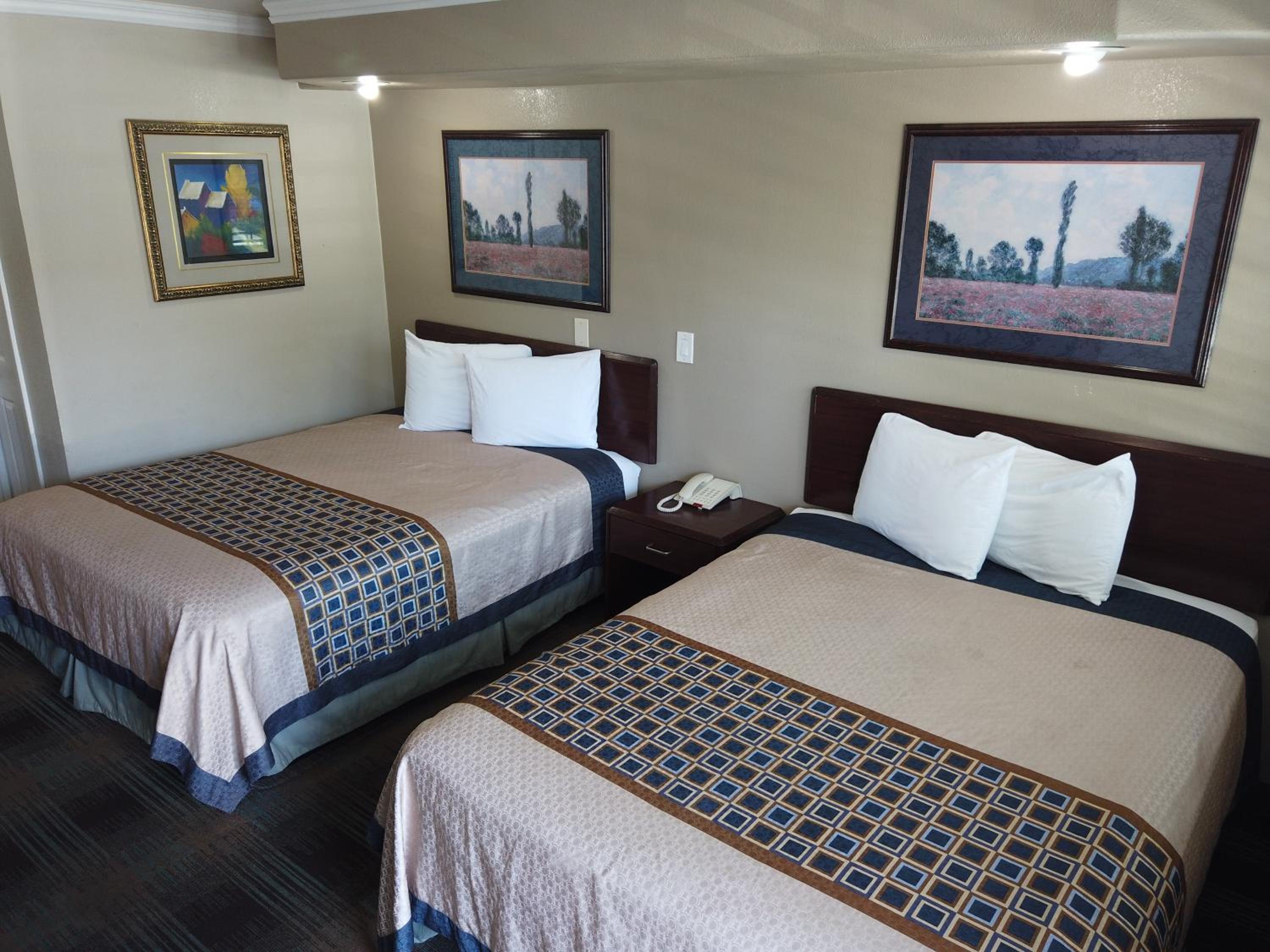 Deluxe Queen Room with Two Queen Beds - Photo 20