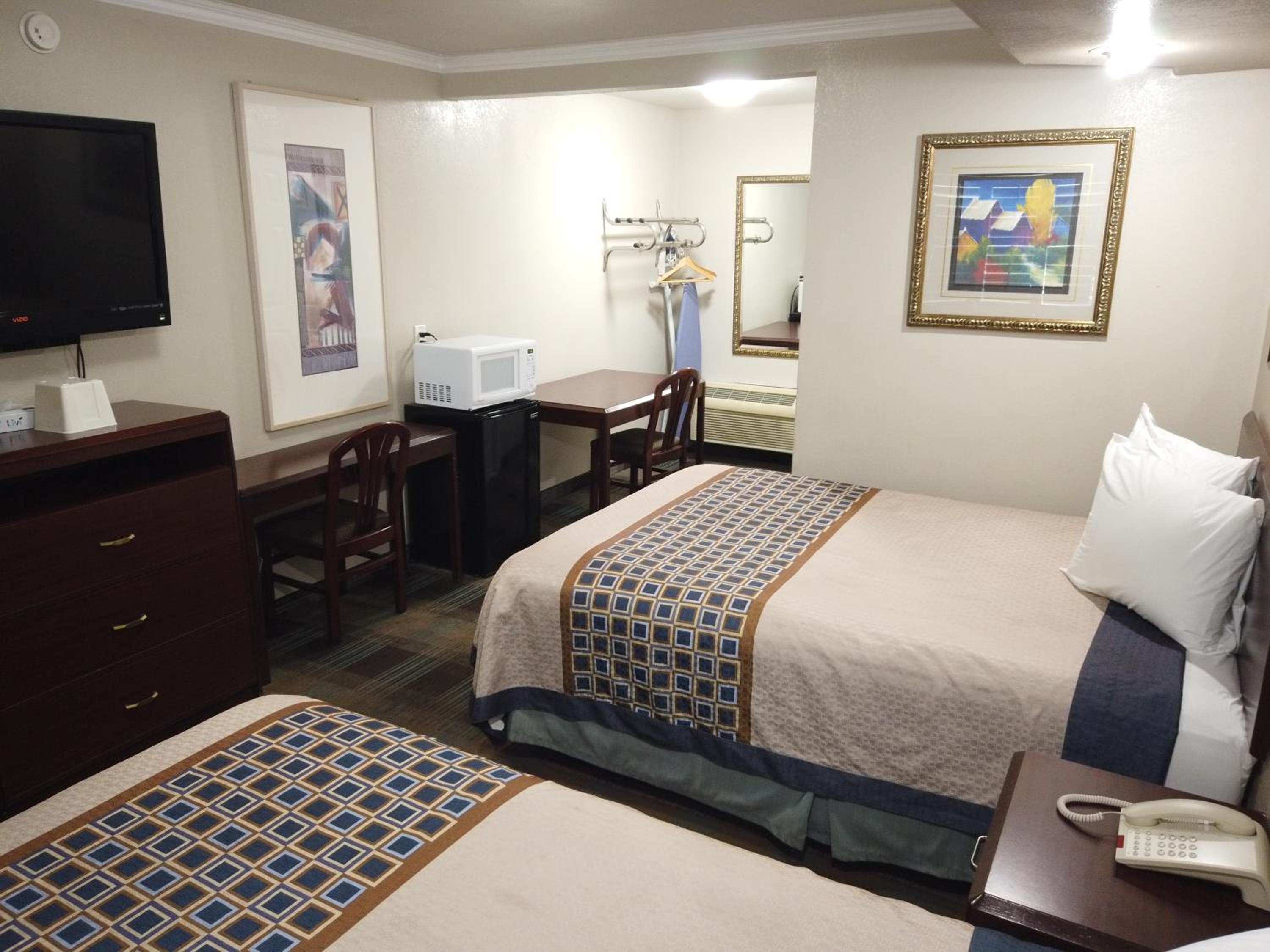 Deluxe Queen Room with Two Queen Beds - Photo 19