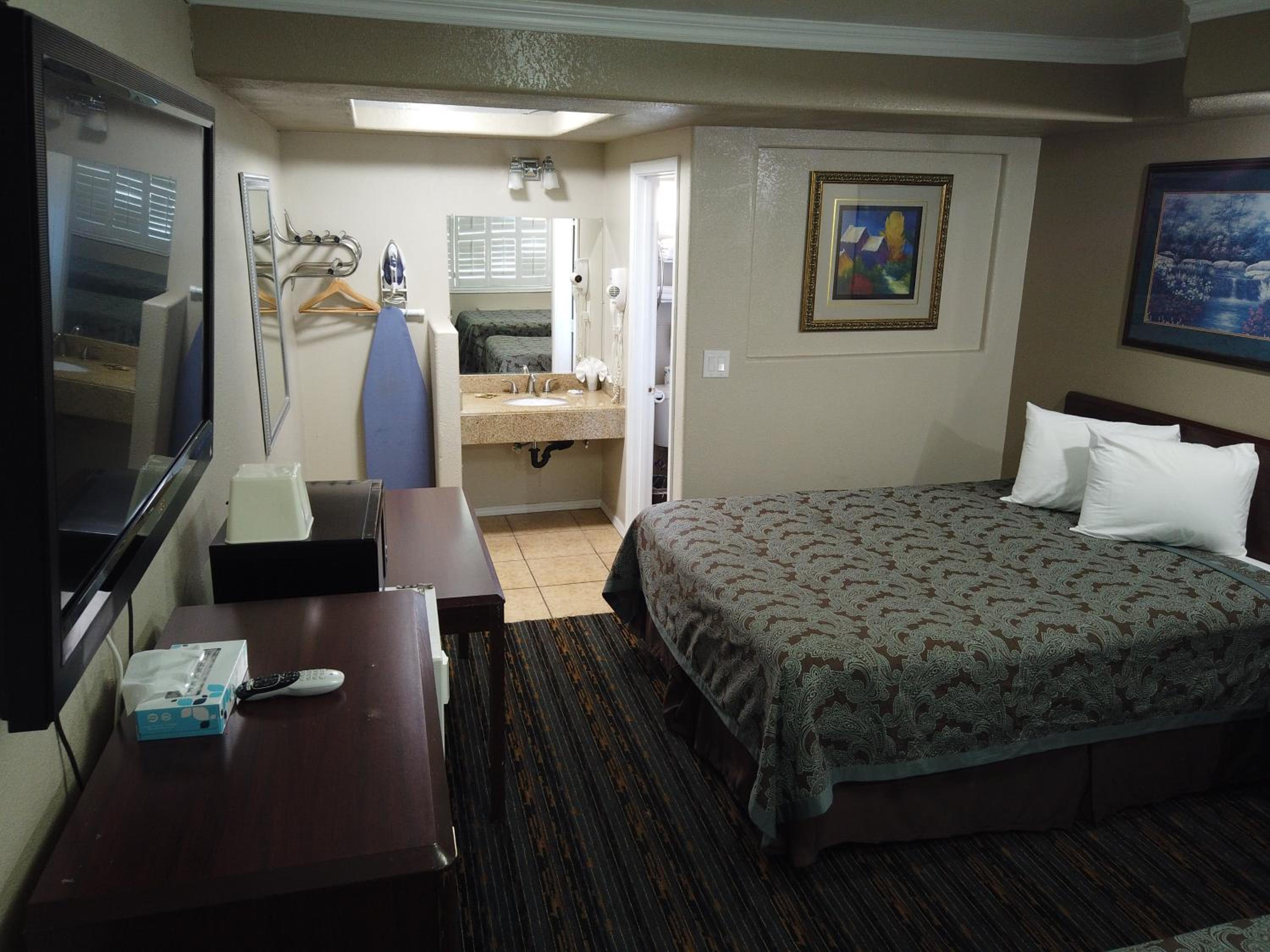 Deluxe Queen Room with Two Queen Beds - Photo 23