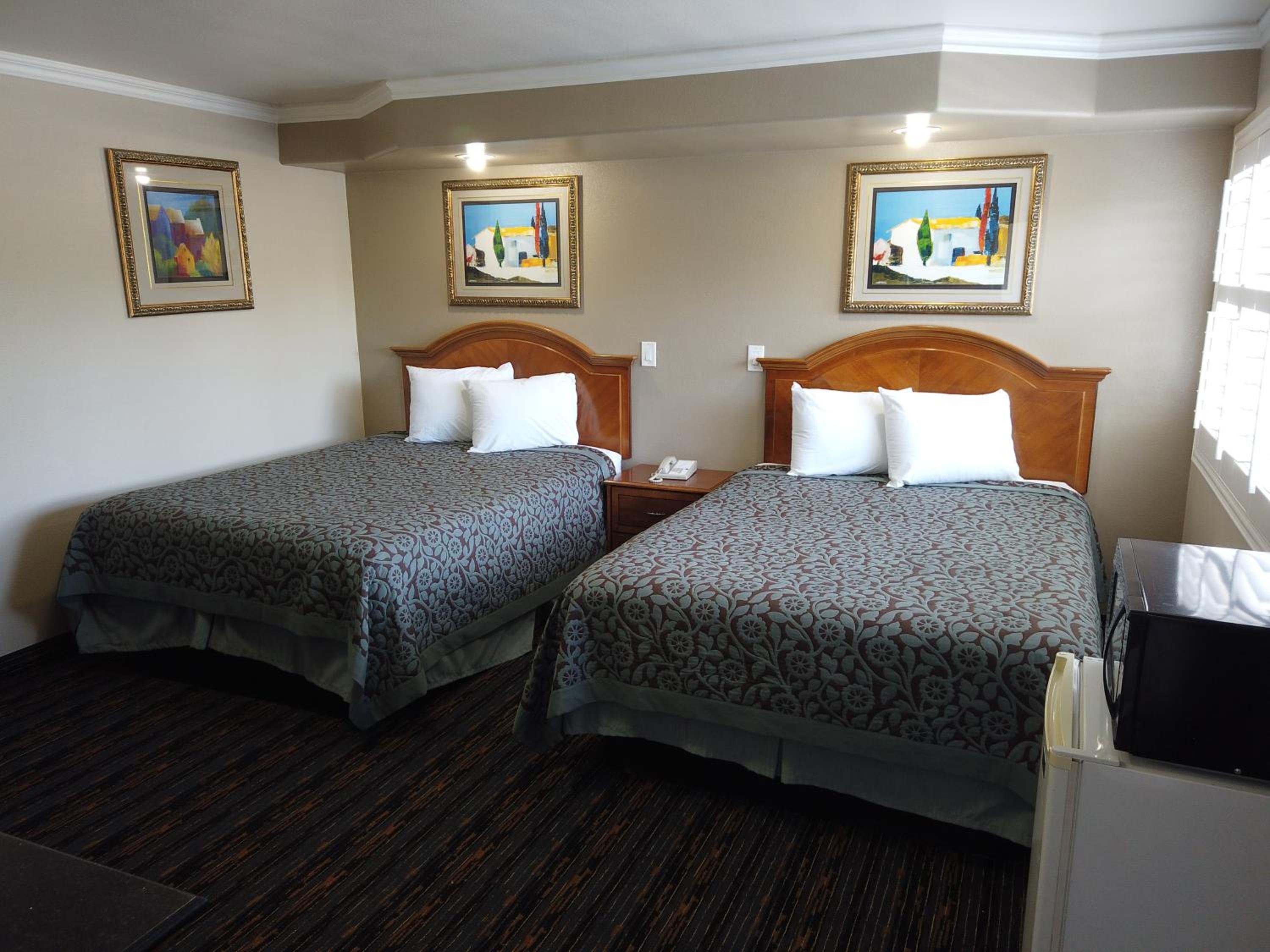 Deluxe Queen Room with Two Queen Beds - Photo 18