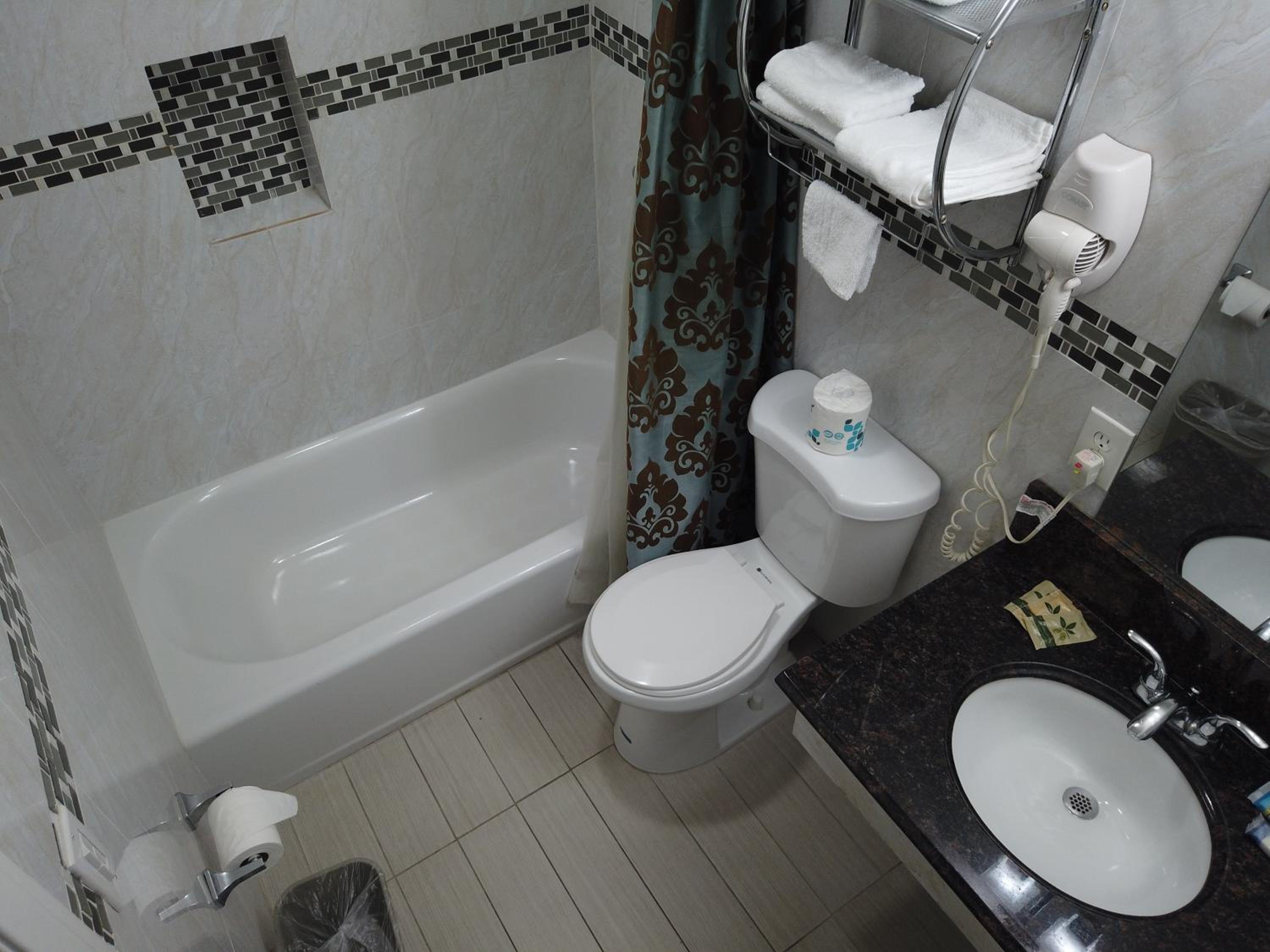 Deluxe Queen Room with Two Queen Beds - Photo 21