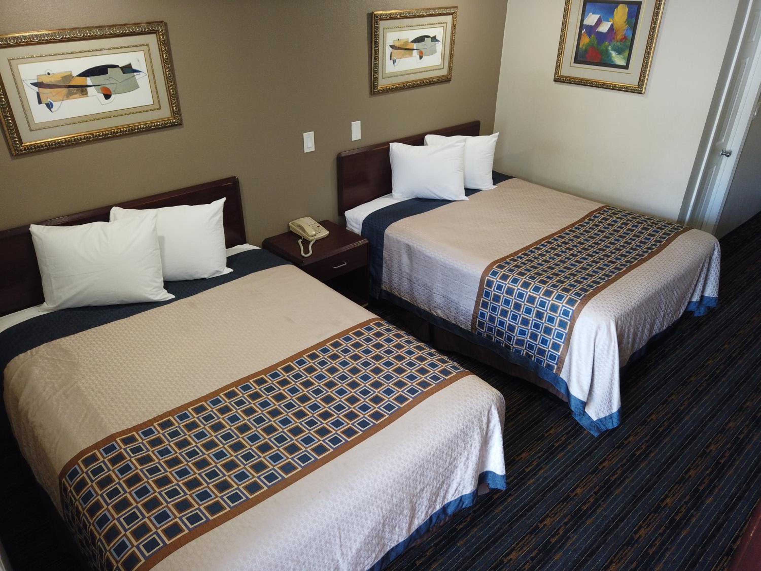 Deluxe Queen Room with Two Queen Beds - Photo 17