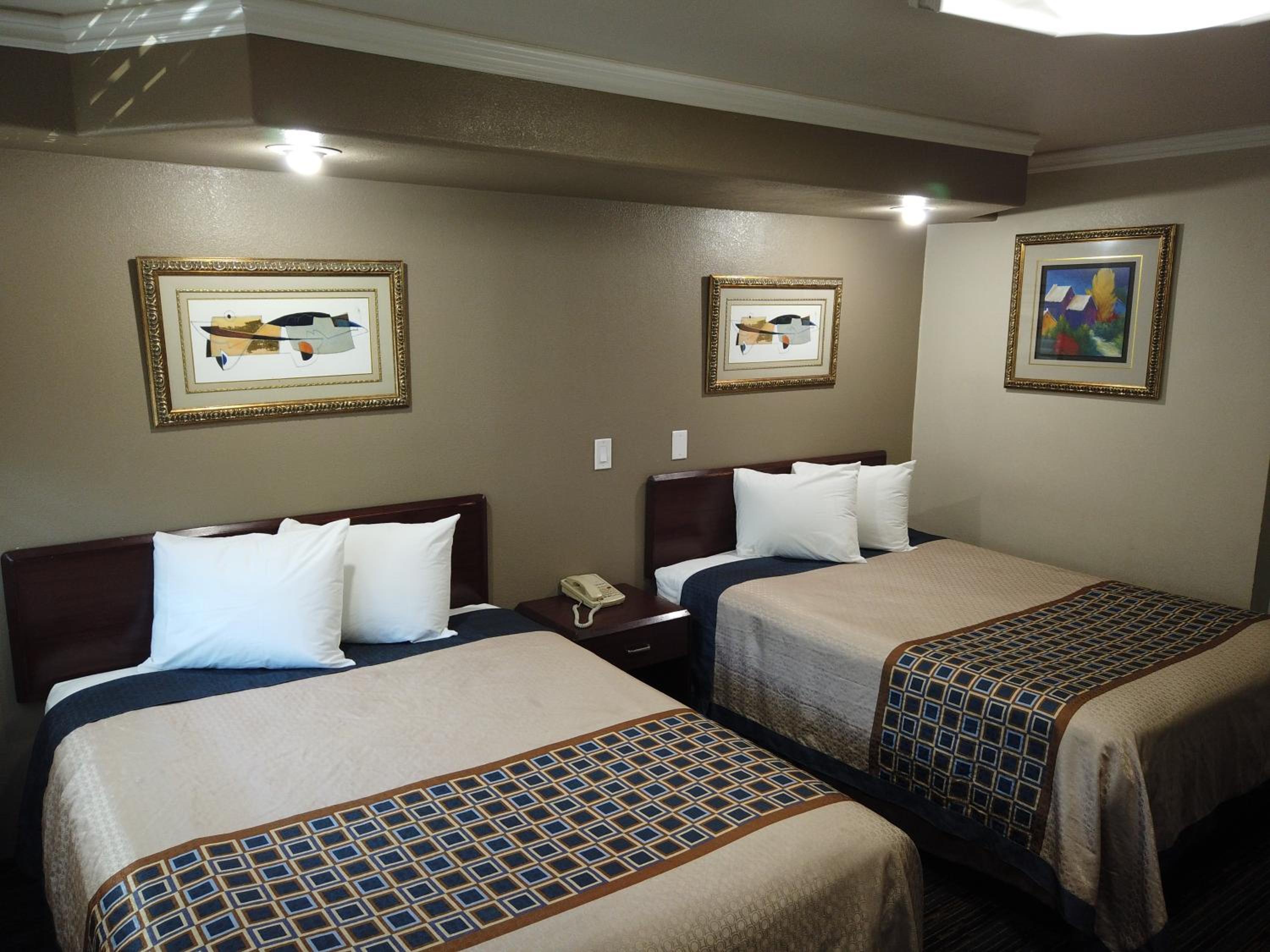 Deluxe Queen Room with Two Queen Beds - Photo 16