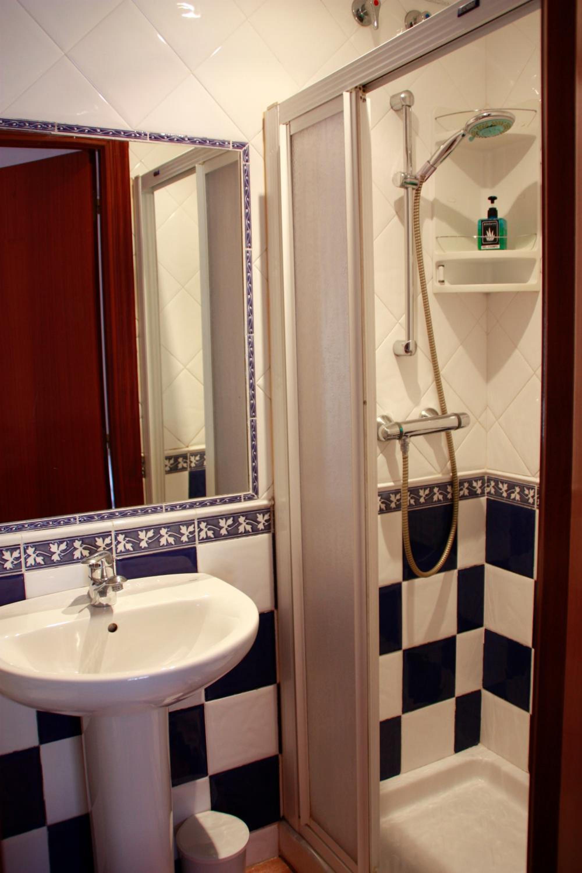 Twin Room - Photo 3