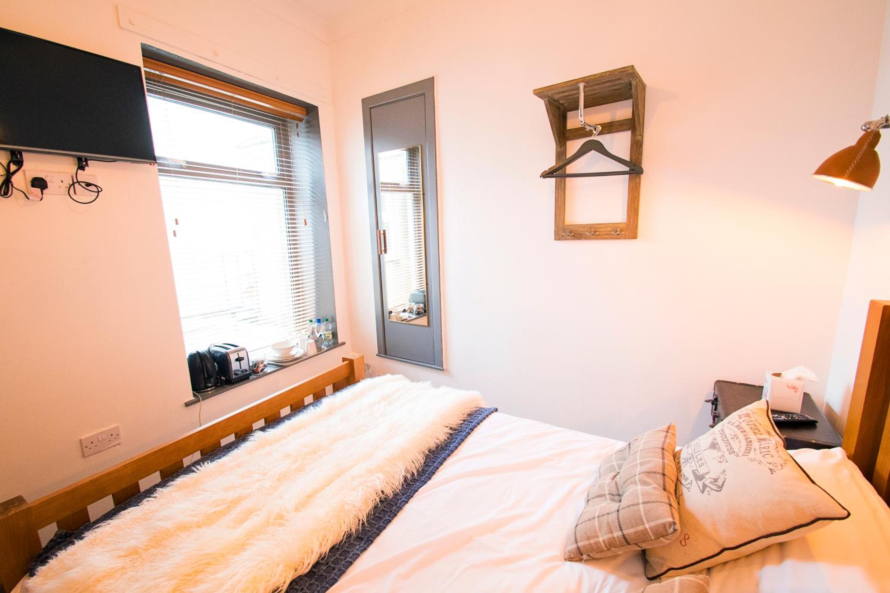 Small Double Room with External Private Bathroom photo 2
