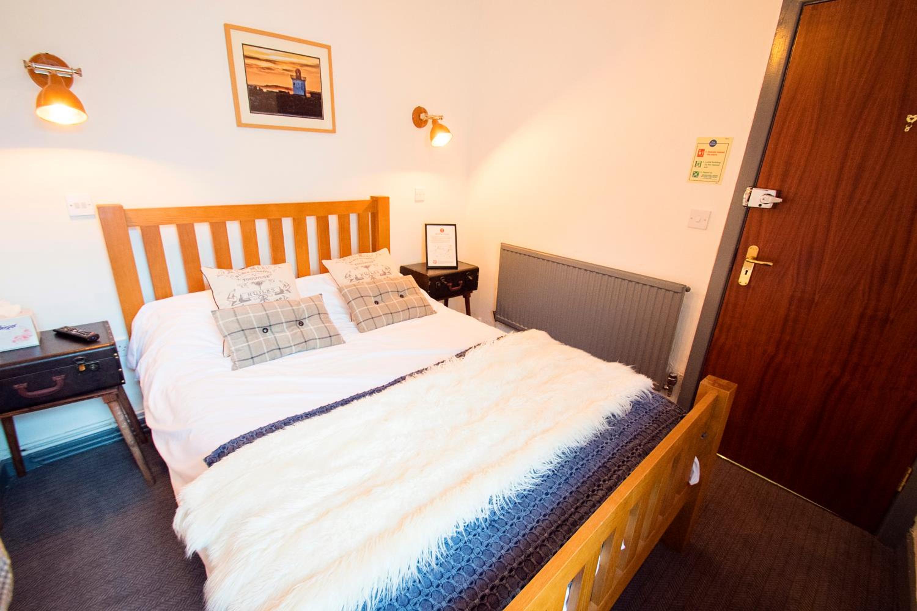 Small Double Room with External Private Bathroom photo 3