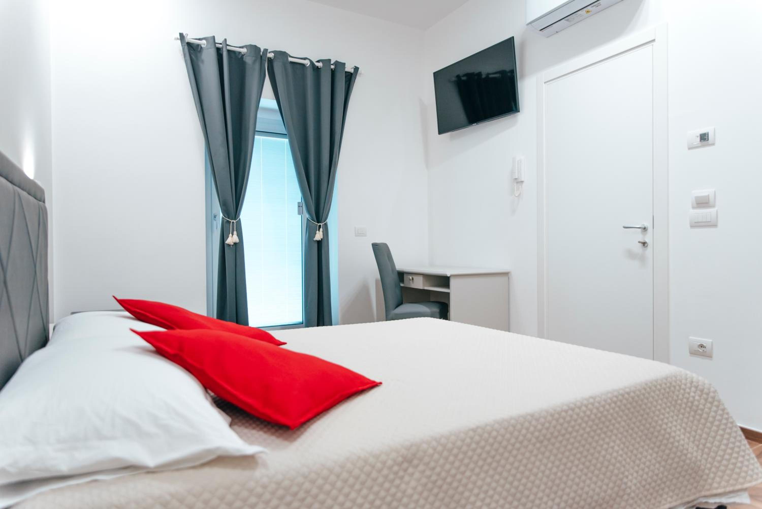 Double Room with Spa Bath - Photo 1