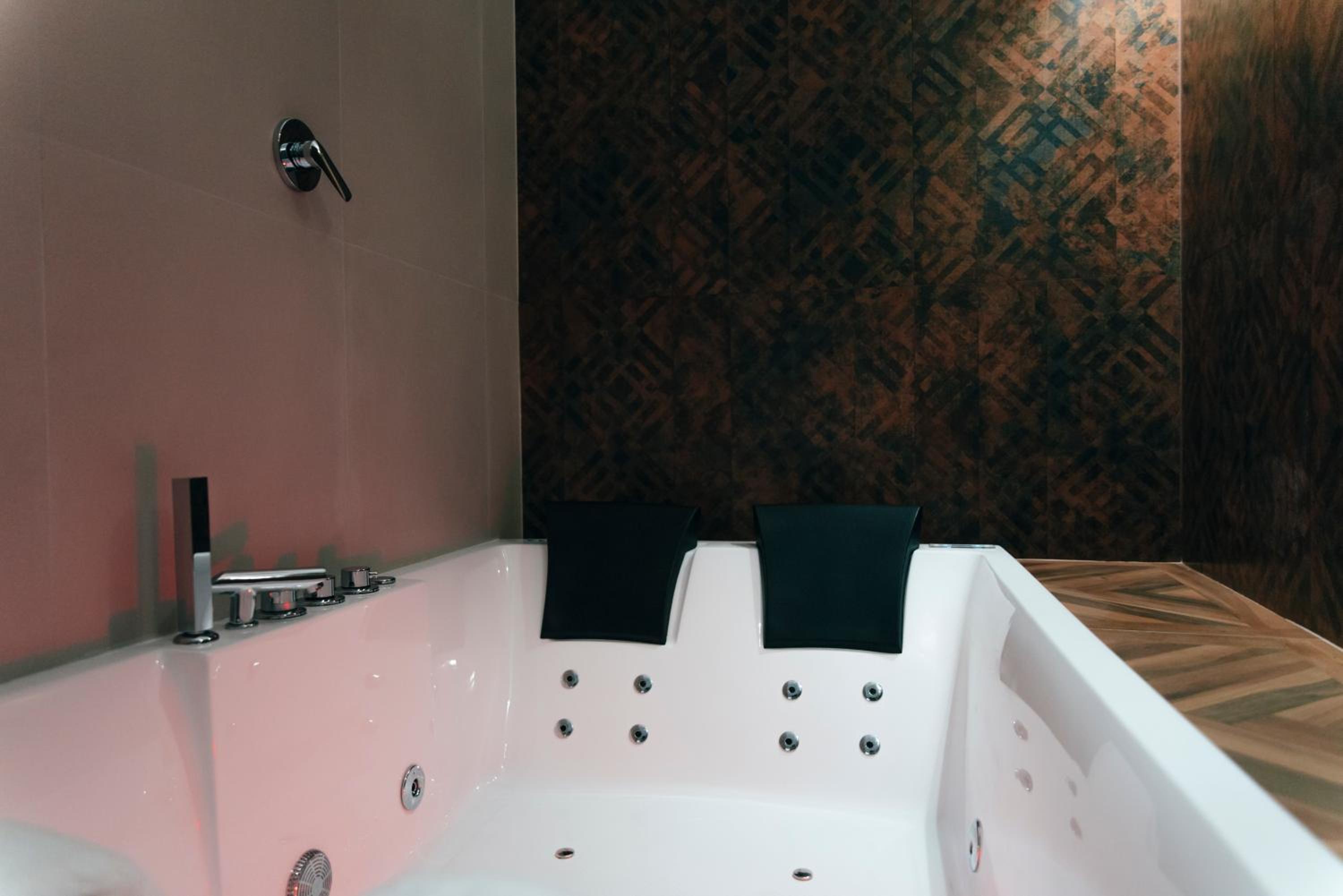 Double Room with Spa Bath - Photo 7