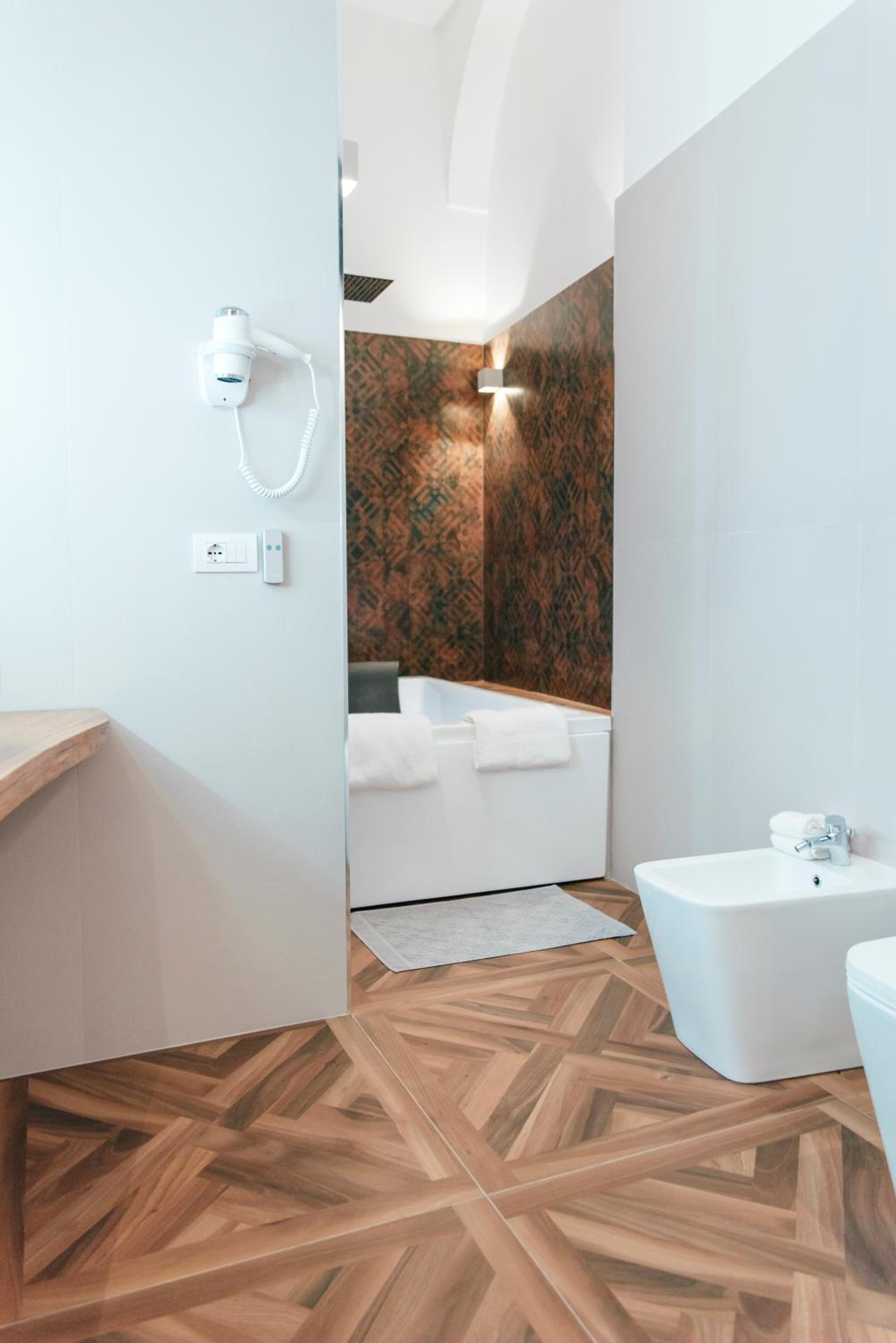 Double Room with Spa Bath - Photo 6