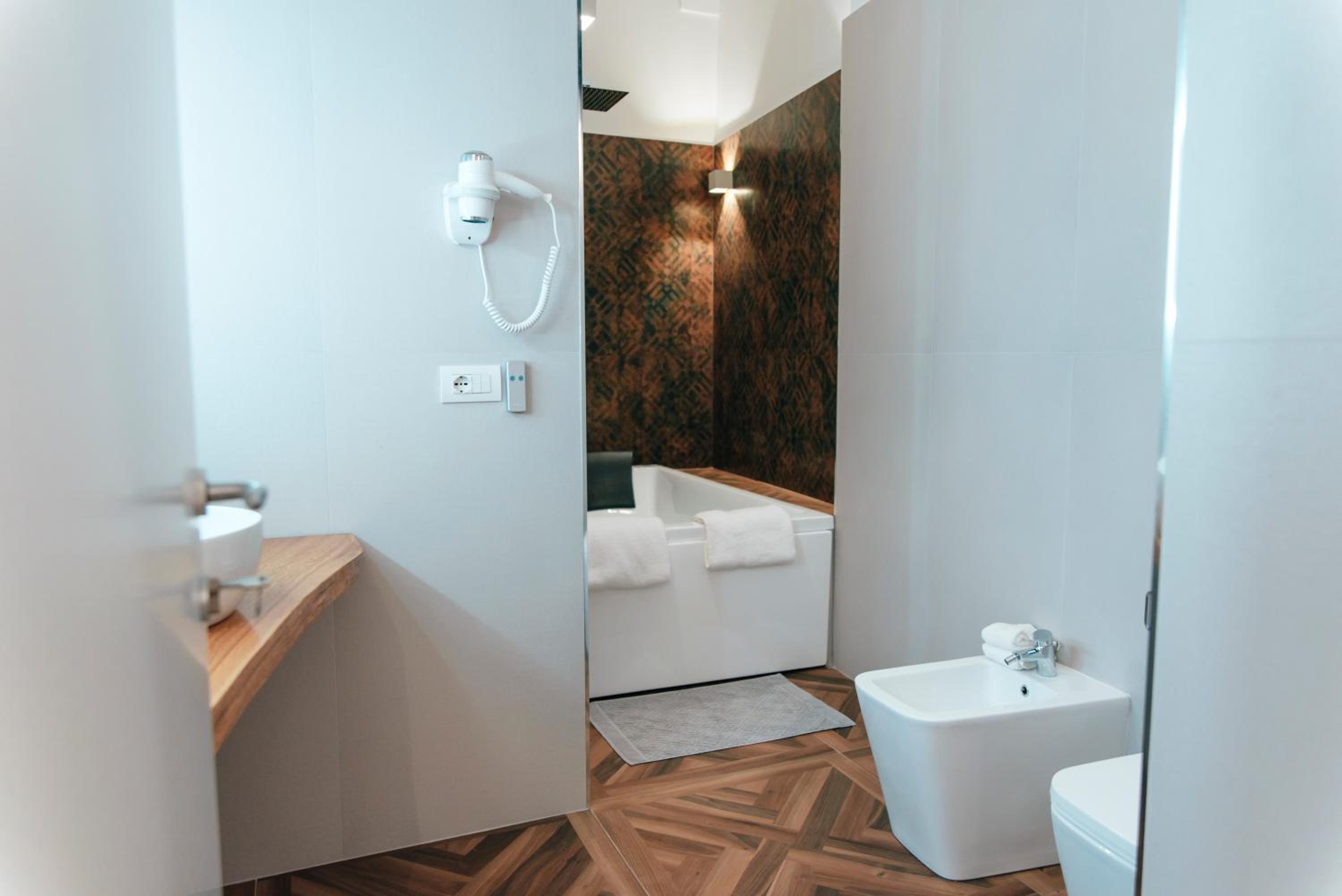 Double Room with Spa Bath - Photo 5