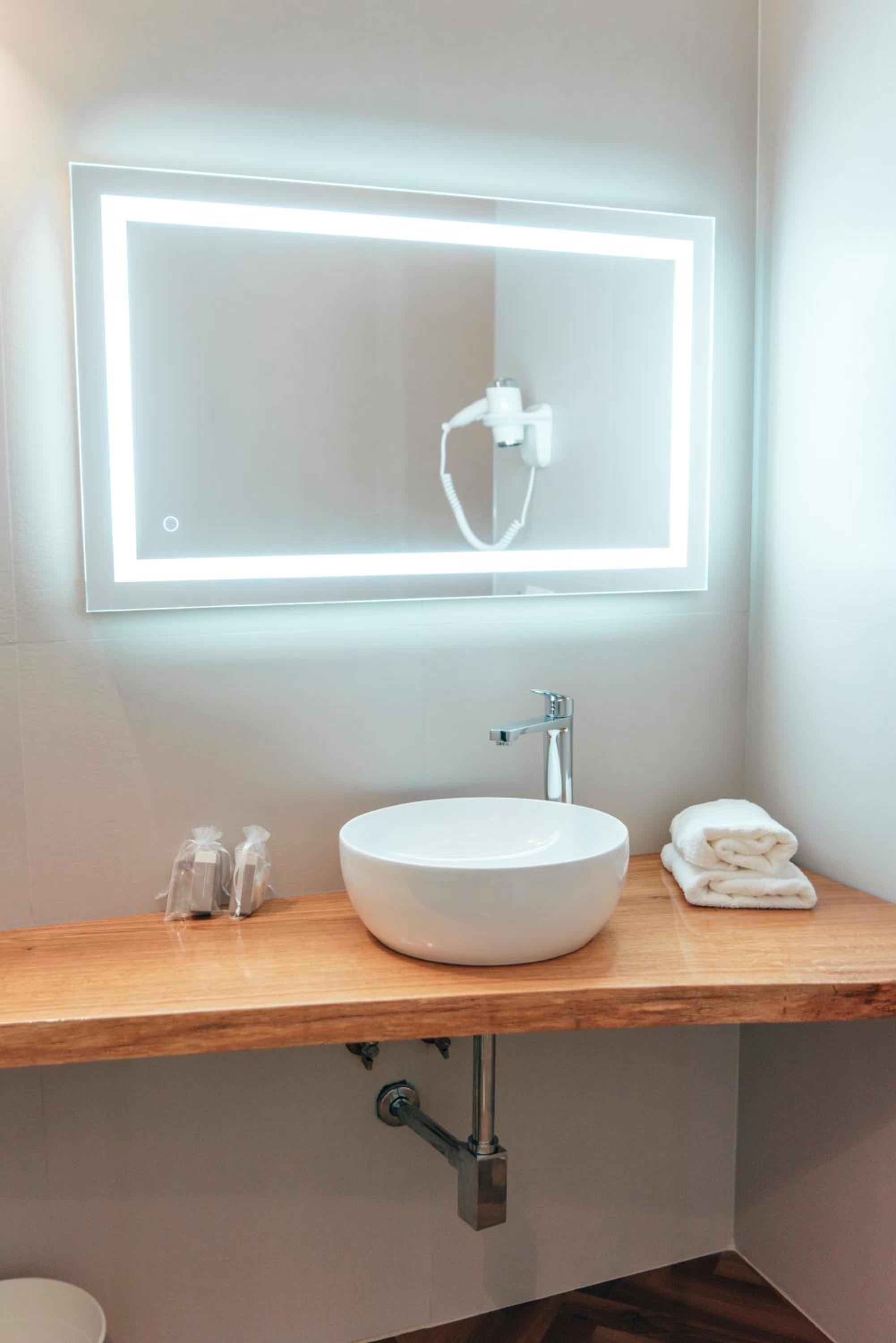 Double Room with Spa Bath - Photo 8