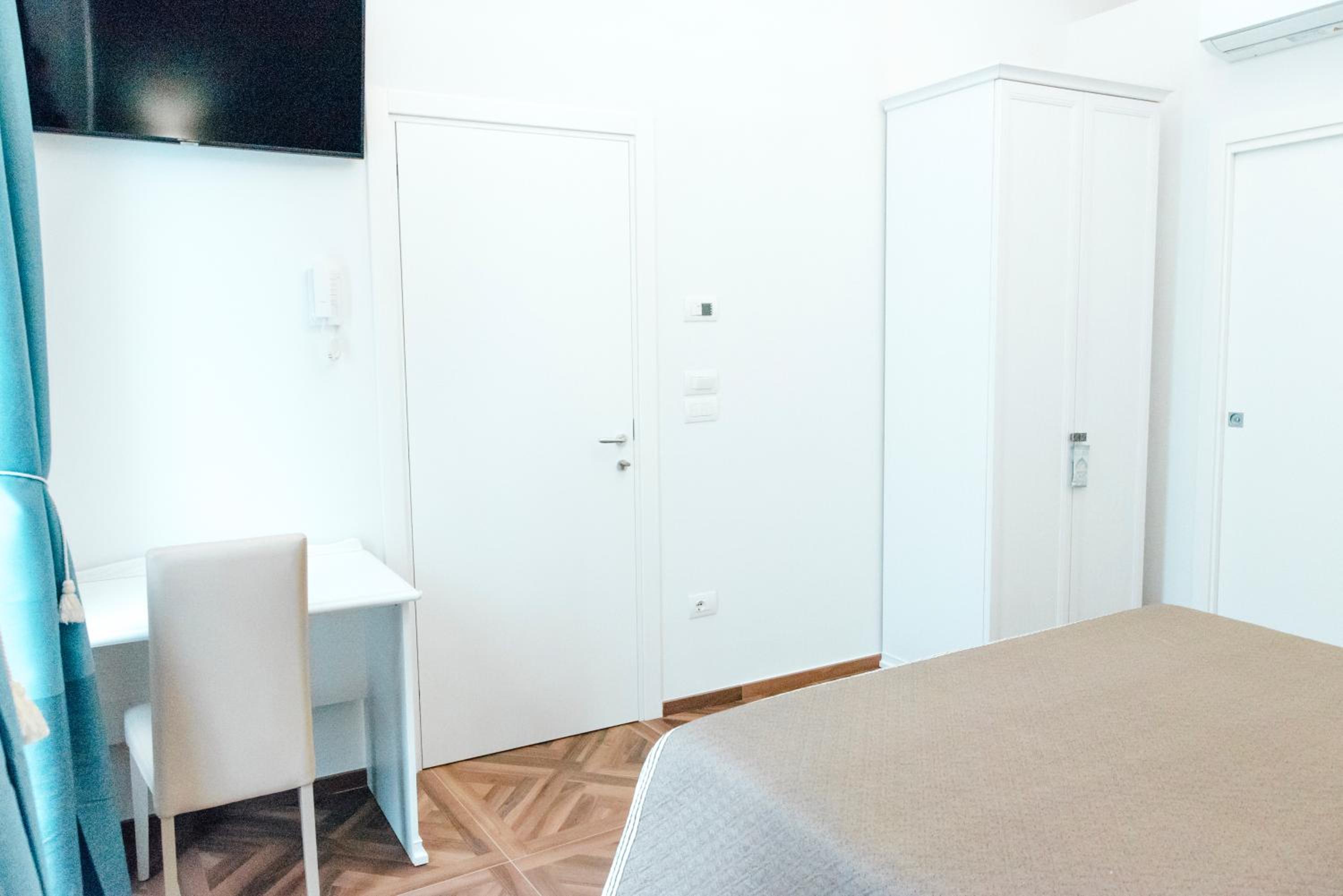 Double Room with Private Bathroom - Photo 8
