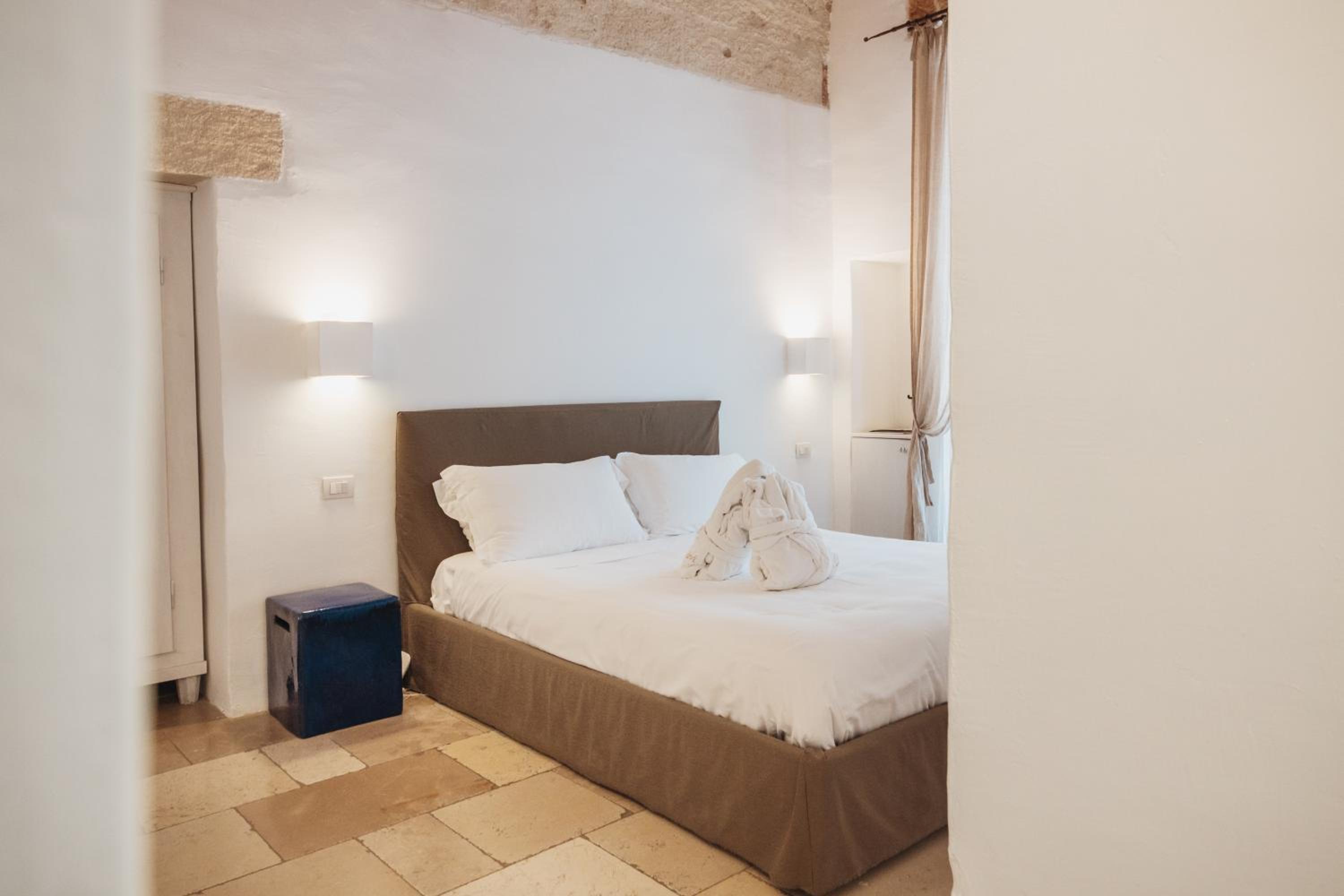 Deluxe Double Room - Photo 13