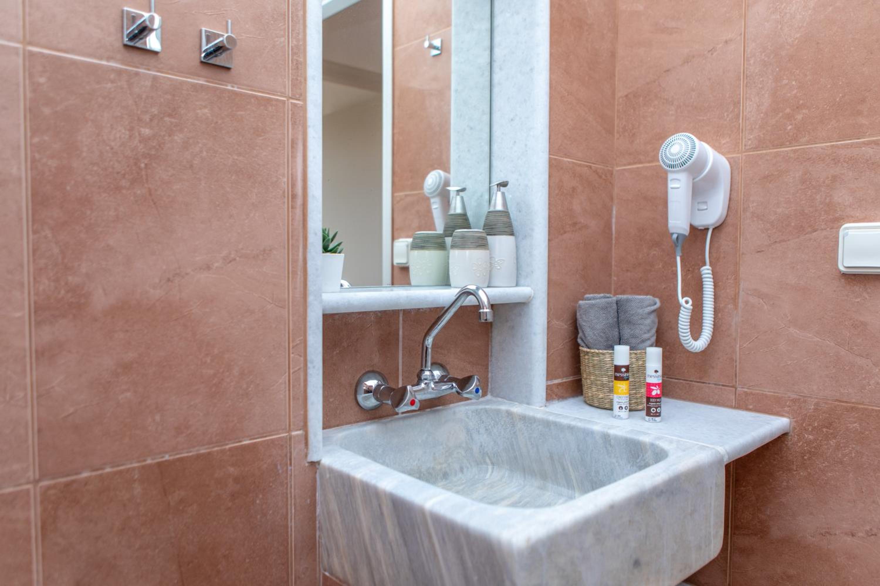 Apartment with Outdoor Jetted Tub photo 3
